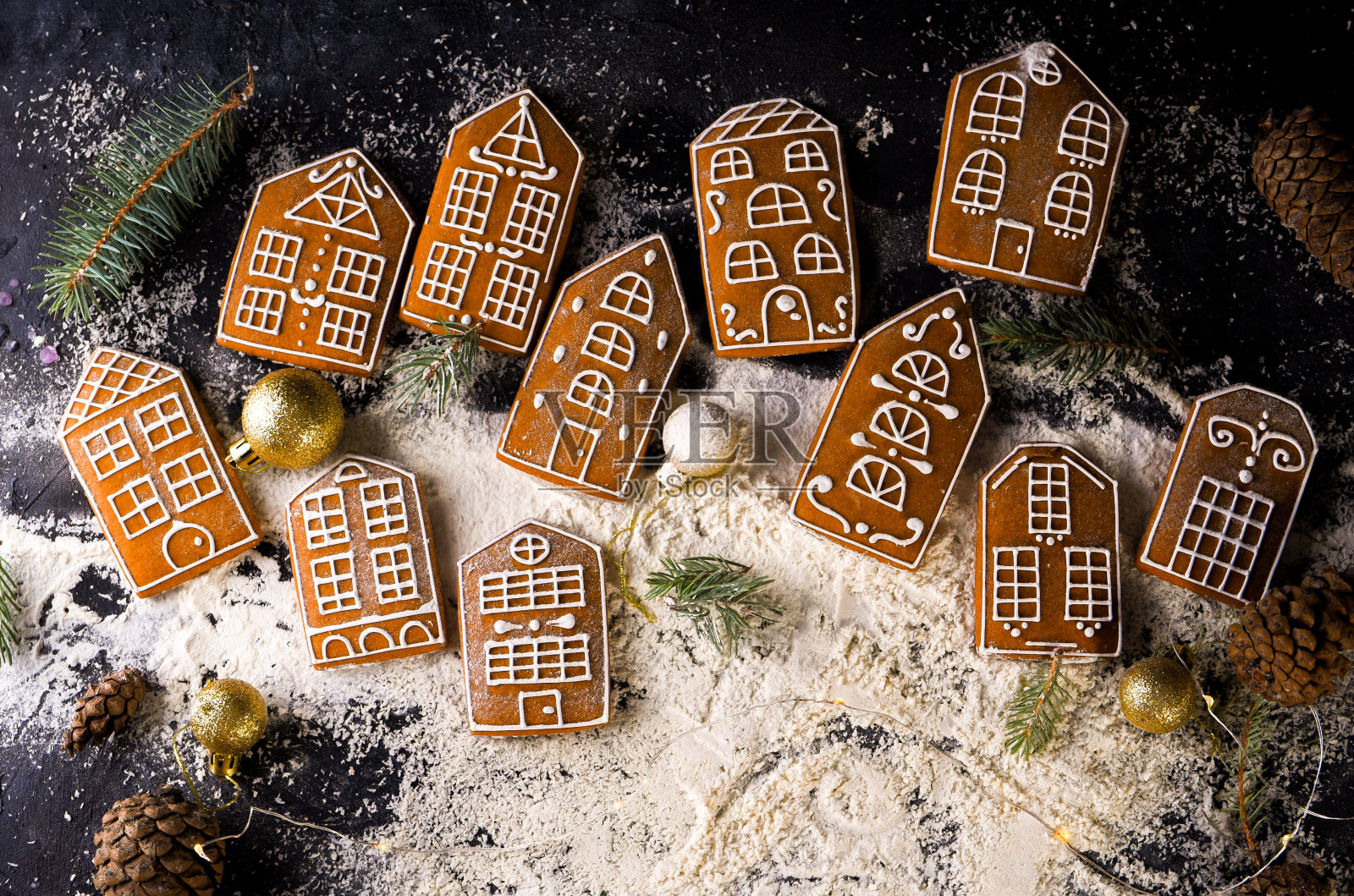 36、冬天姜饼屋用窗透光，姜饼城，大侧灯，雪。照片摄影图片