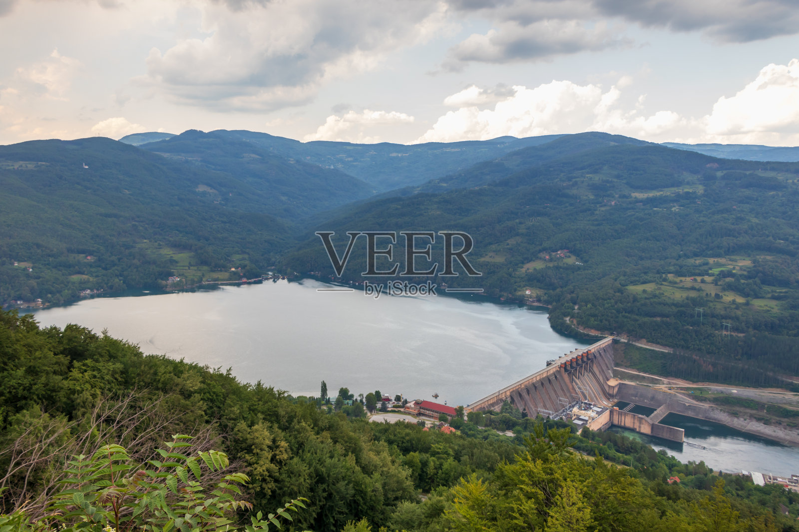 巴吉纳巴斯塔水电站大坝的观点照片摄影图片