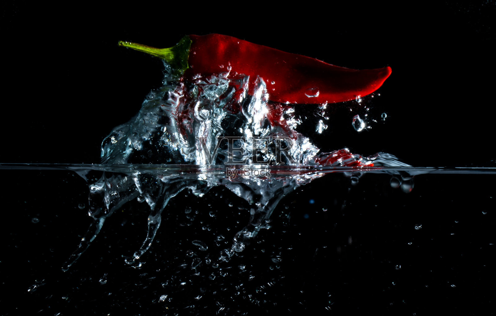 冰冷地跳出水面照片摄影图片