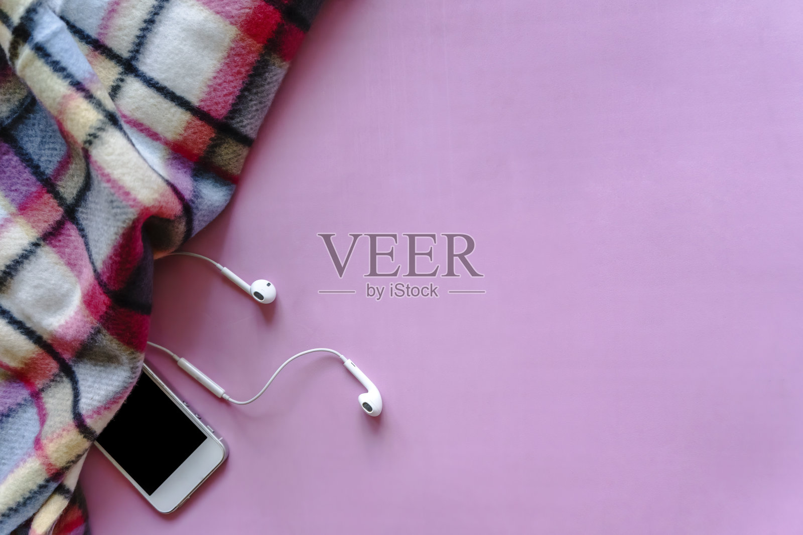 舒适的生活与格子和小玩意在粉红色的背景照片摄影图片