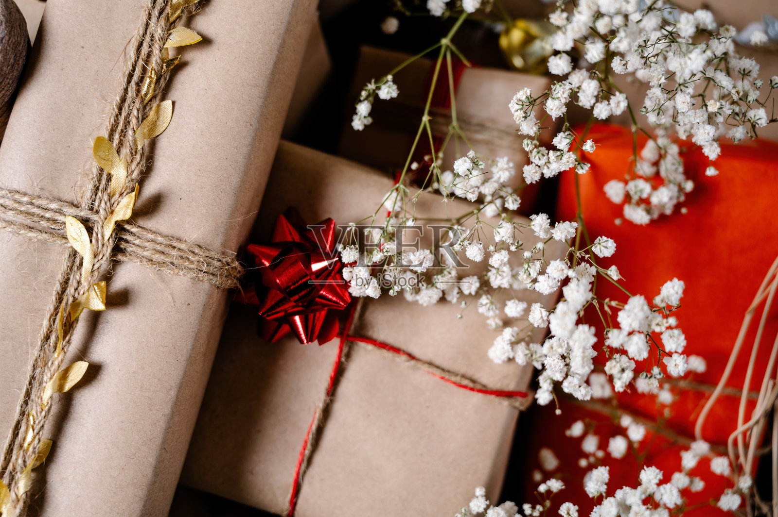 红花点缀圣诞礼物，白花点缀照片摄影图片