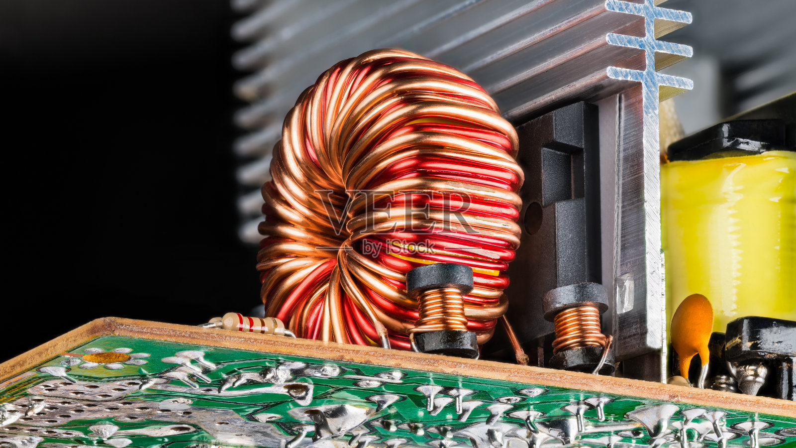 铁氧体磁芯电感与铜线绕组和铁氧体磁芯在黑色背景照片摄影图片