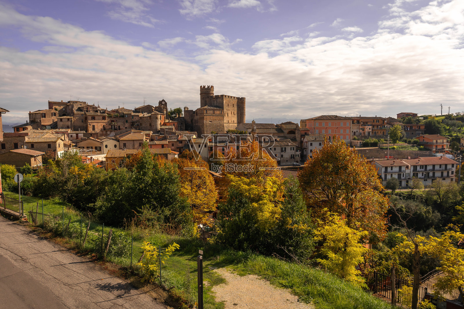 意大利拉齐奥中世纪小镇纳扎诺，秋色明媚，黄色和橙色的树照片摄影图片