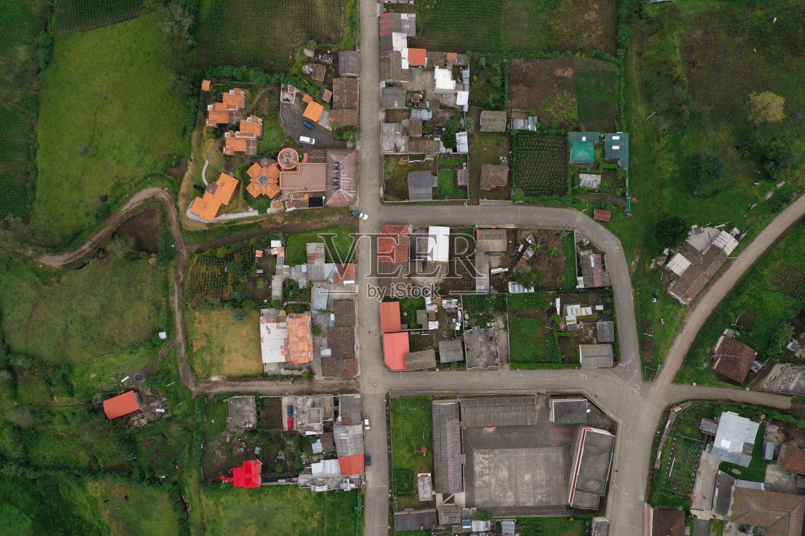 由三条街道组成的小山村的鸟瞰图或俯视图照片摄影图片