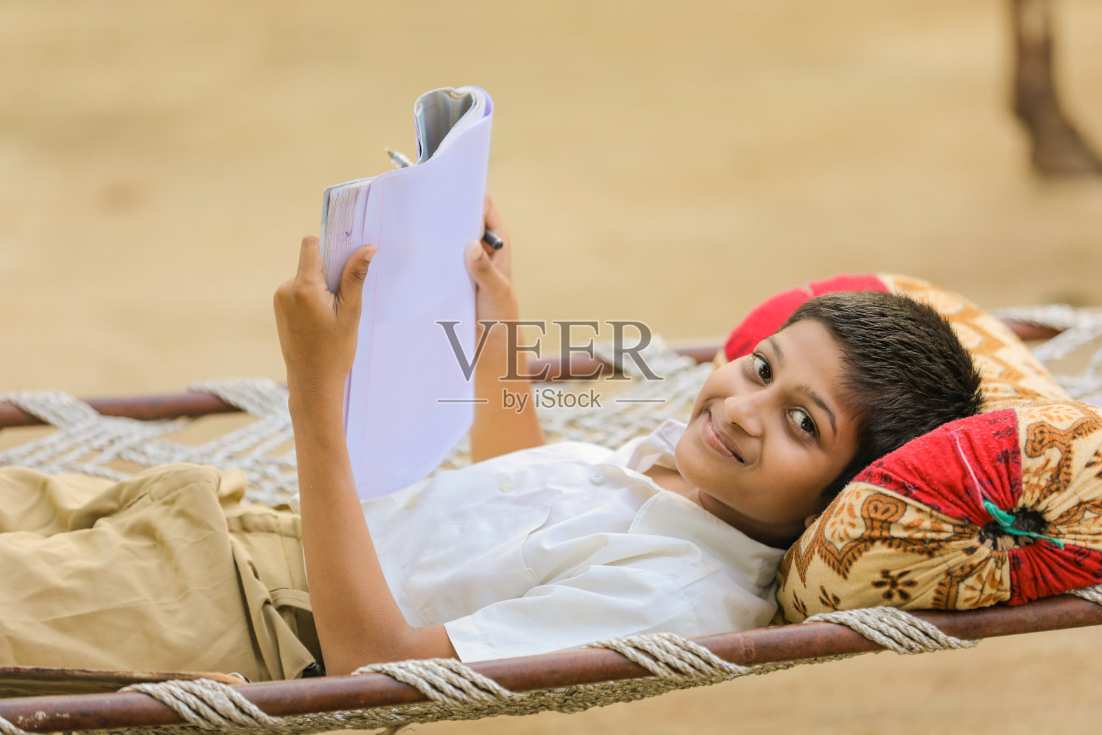 可爱的印度孩子在家学习。照片摄影图片