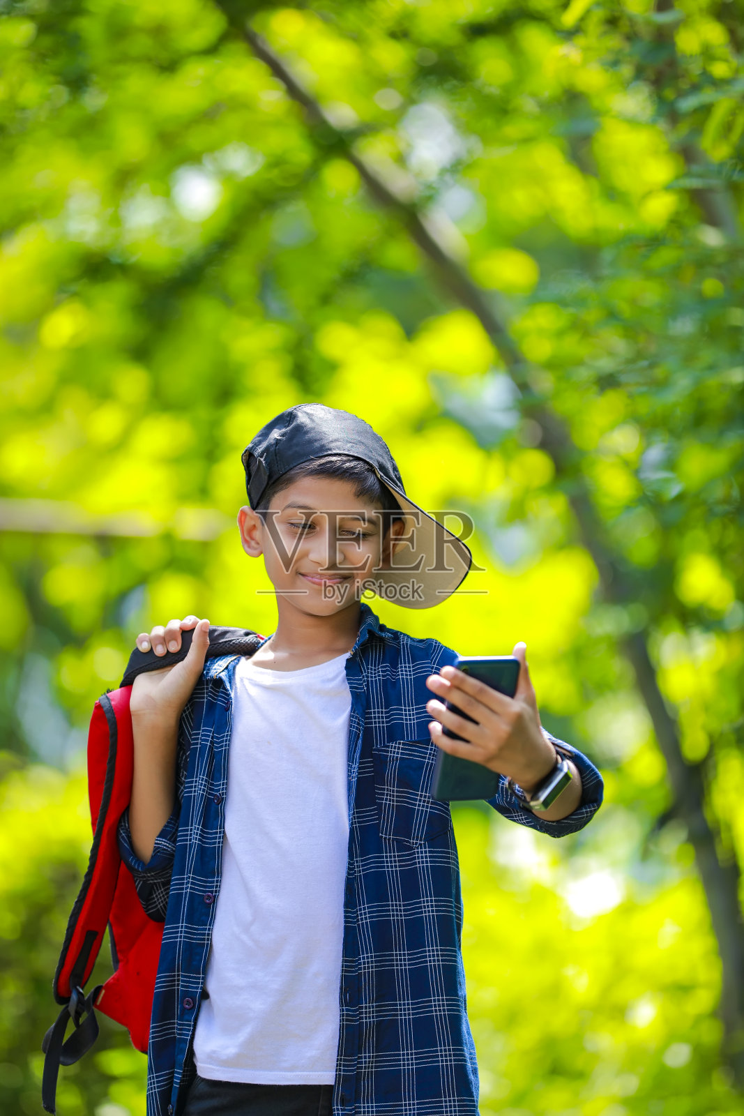 人、孩子、技术和沟通概念——可爱的印度孩子在智能手机上说话照片摄影图片