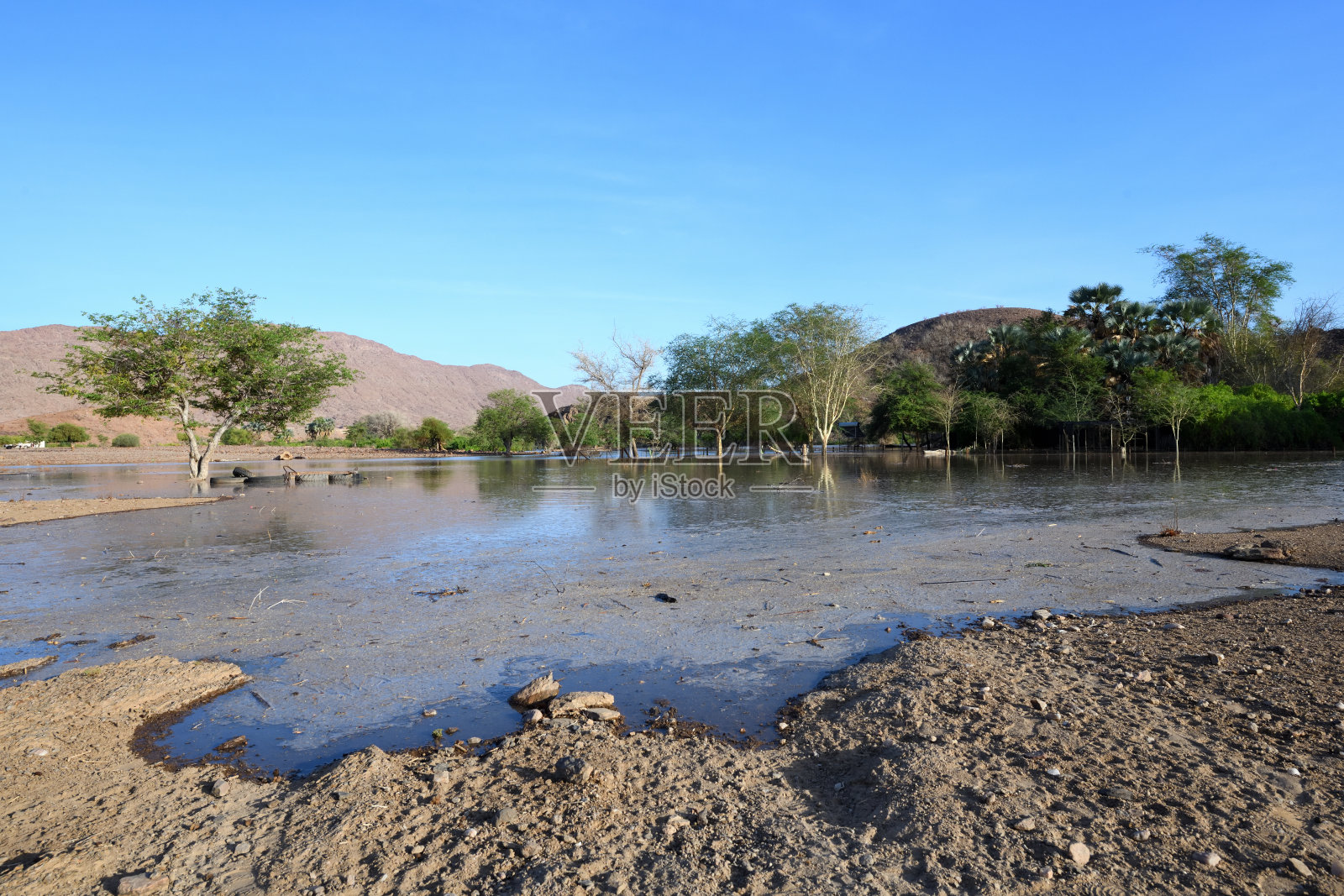 纳米比亚卡奥科兰马里恩弗卢斯山谷尽头的库内内河洪水照片摄影图片