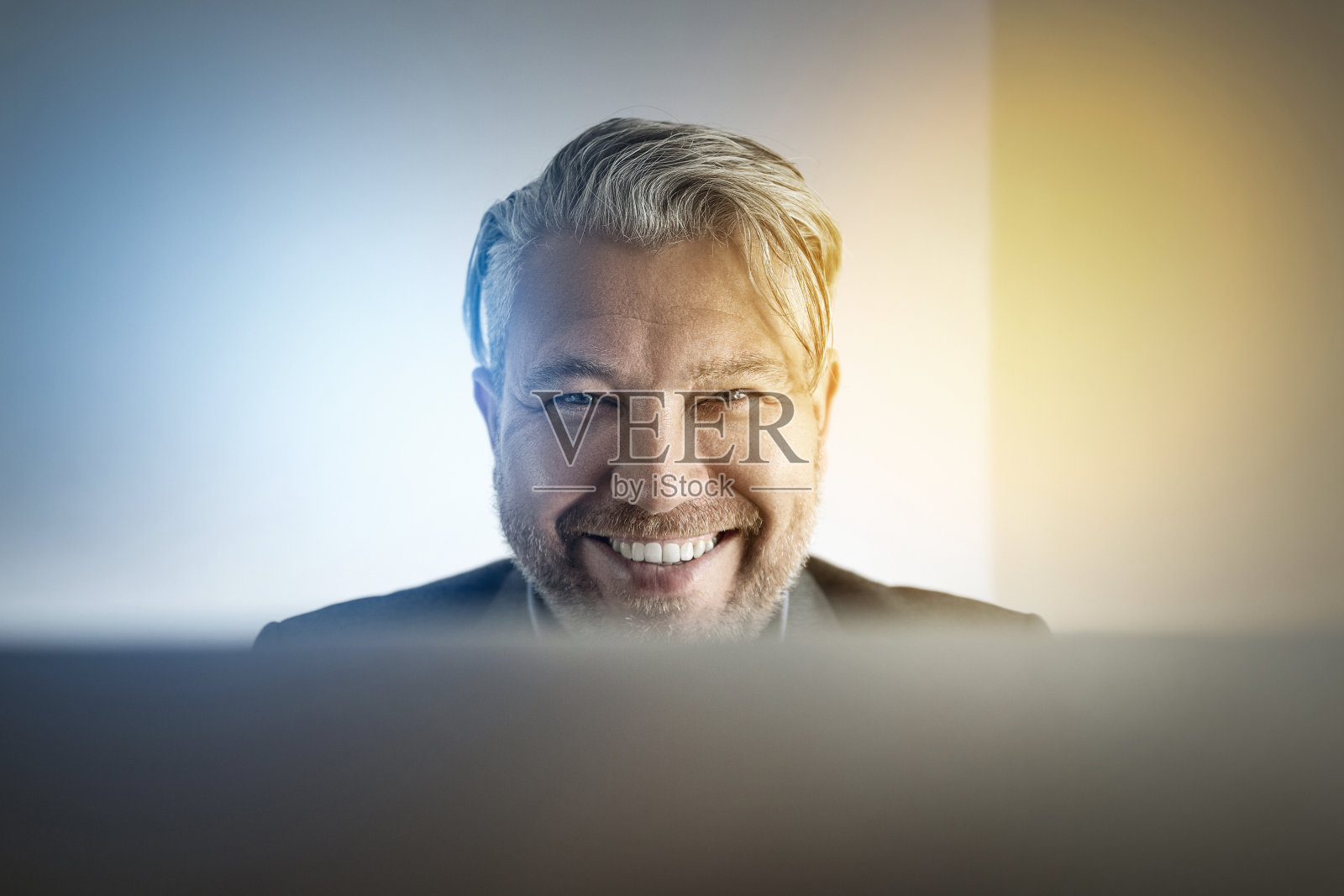 英俊的商人在现代办公室里办公照片摄影图片