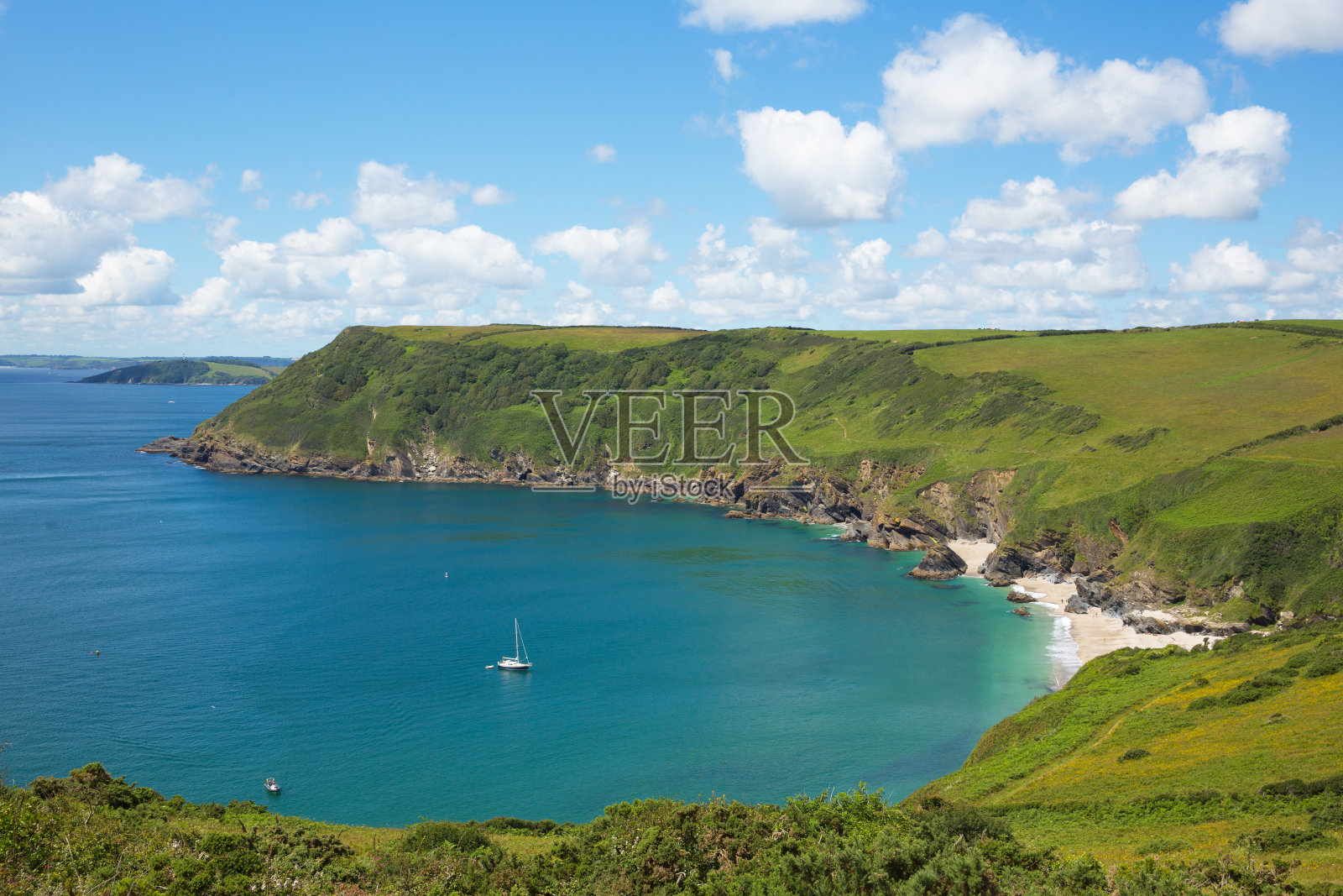 康沃尔的蓝绿色海湾，碧蓝的大海，在一个美丽的夏日照片摄影图片
