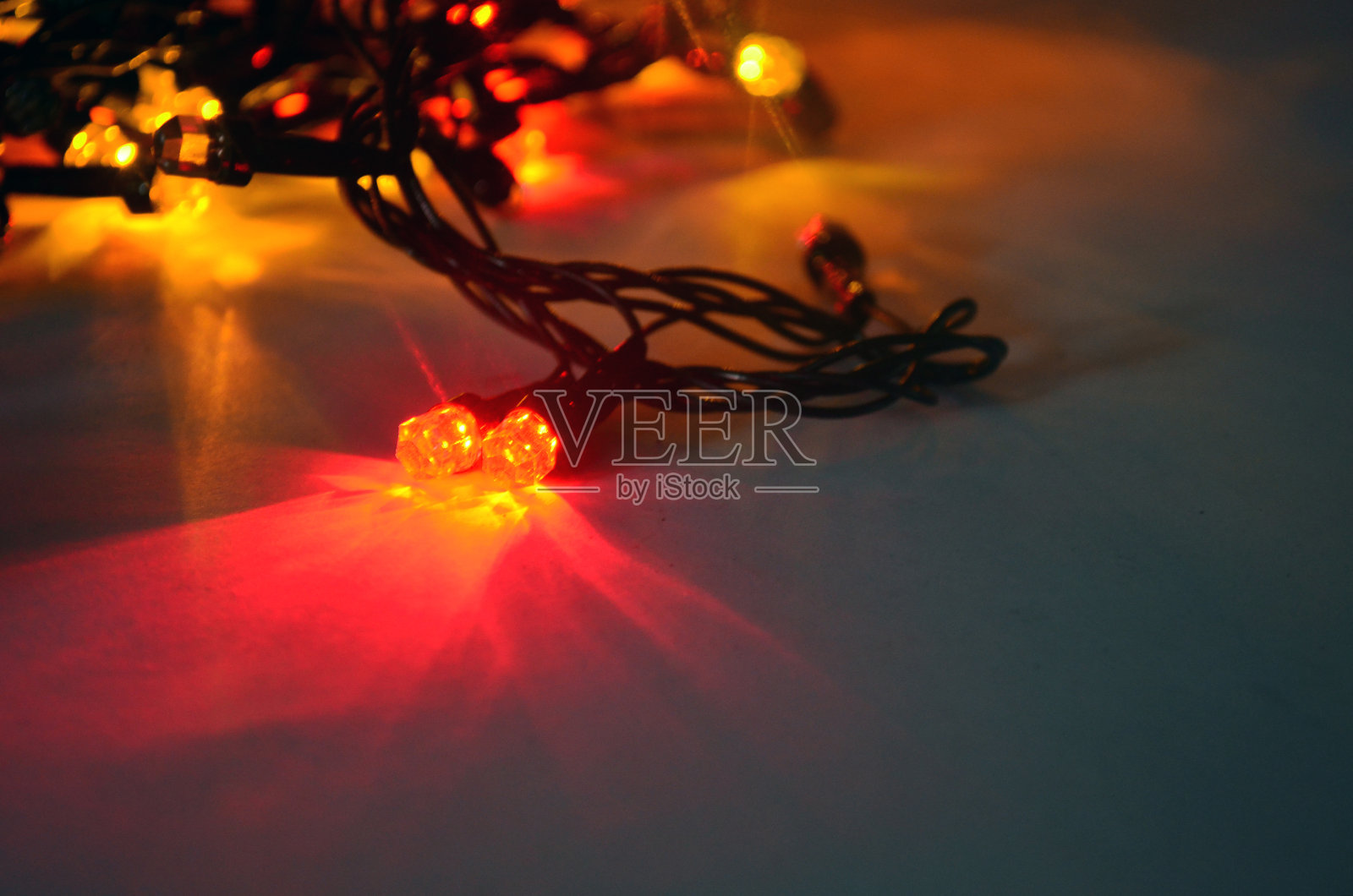 花环。圣诞树上的装饰品。庆祝。气球。新年。照片摄影图片