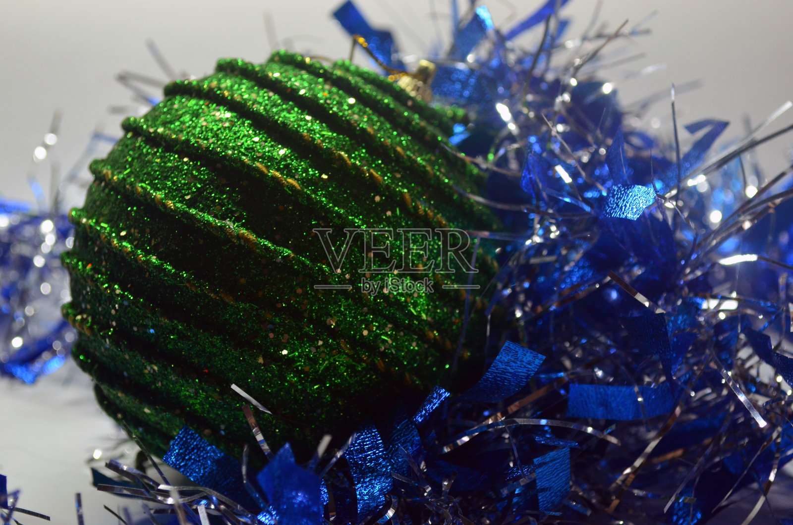 花环。圣诞树上的装饰品。庆祝。气球。新年。照片摄影图片