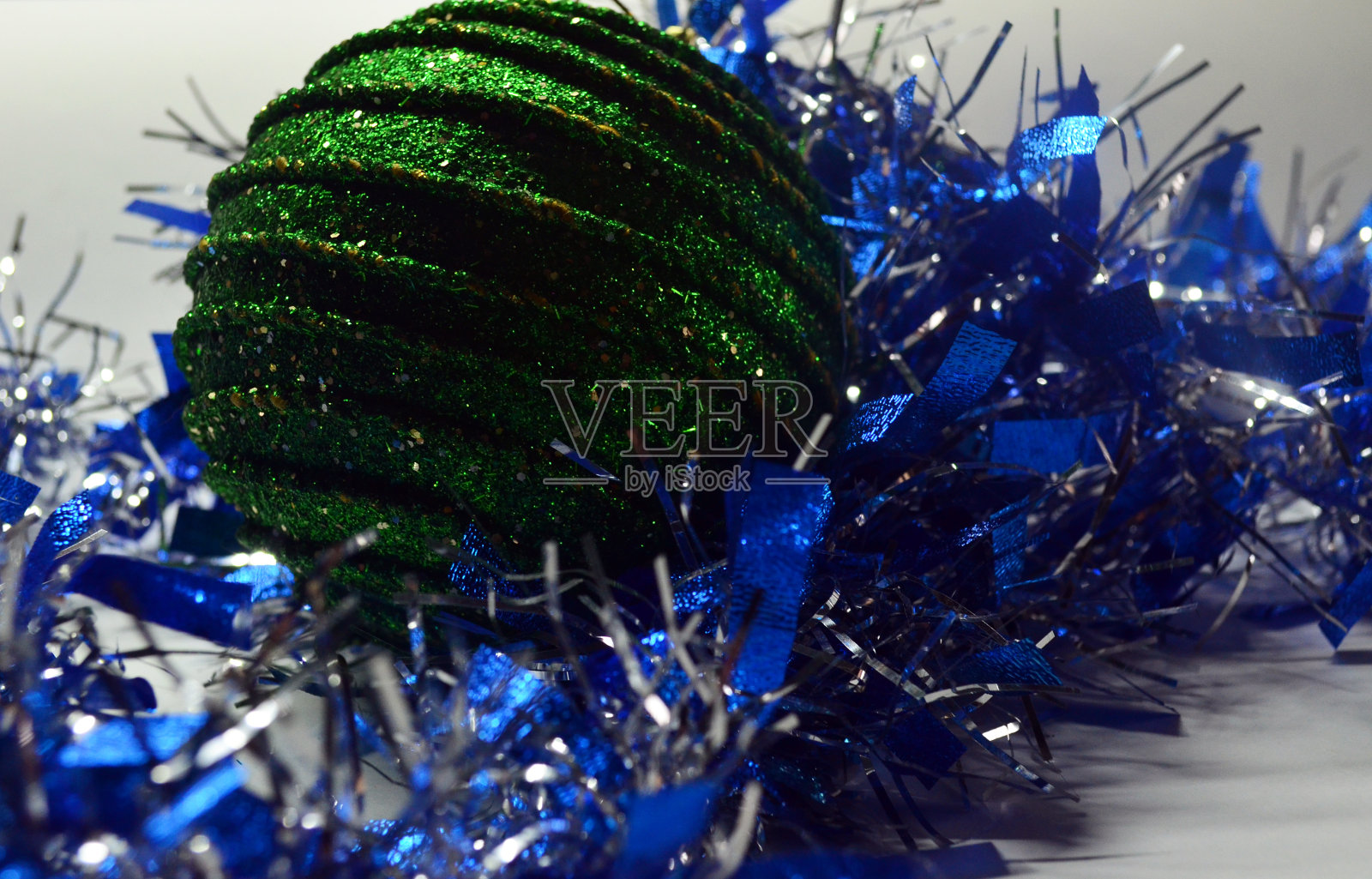 花环。圣诞树上的装饰品。庆祝。气球。新年。照片摄影图片