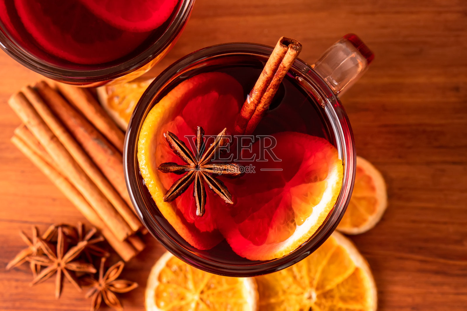 德国传统冬季圣诞市场新年假期节日喝Gluhwein热甜温热红酒香料柑橘芳香肉桂八角照片摄影图片