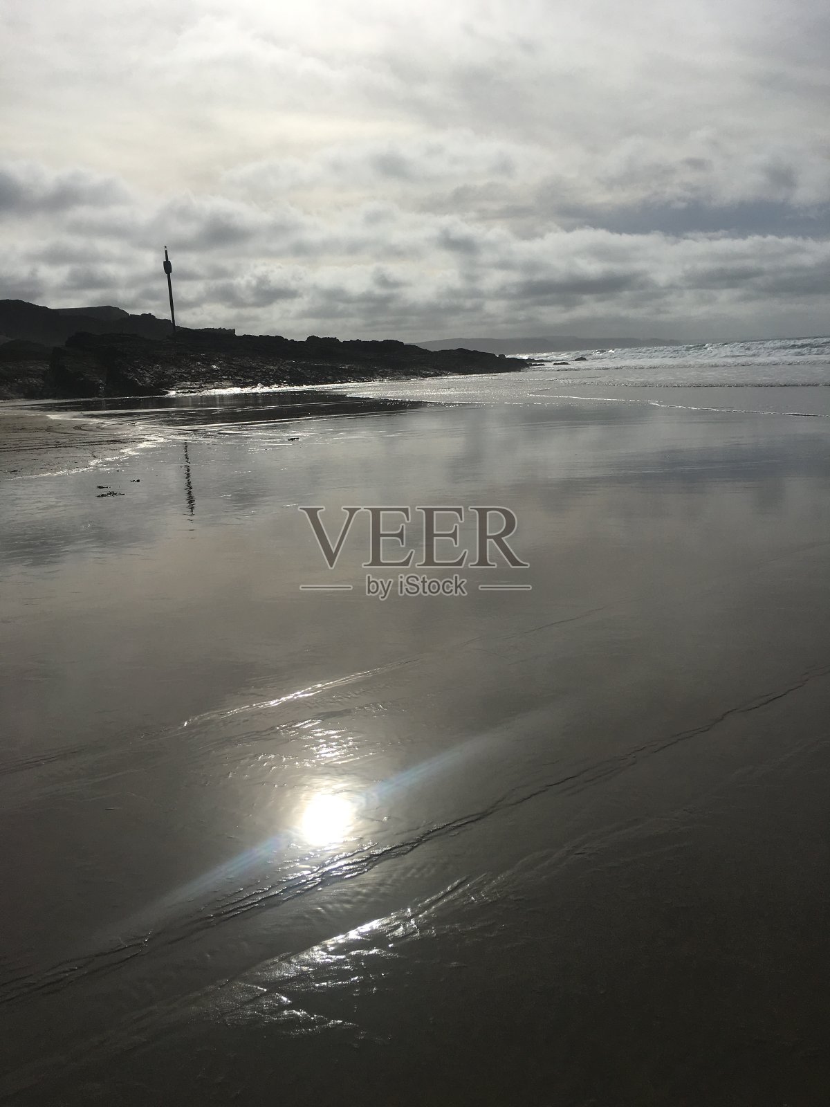 布德海滩与倒影照片摄影图片