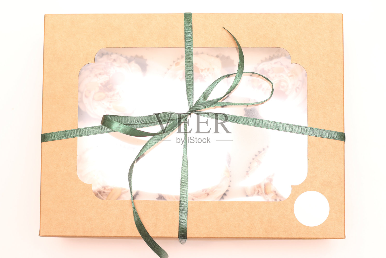 手工礼盒，顶部透明，里面有糖果，用绿色丝带系在白色的背景上。礼品工作室照片俯视图照片摄影图片