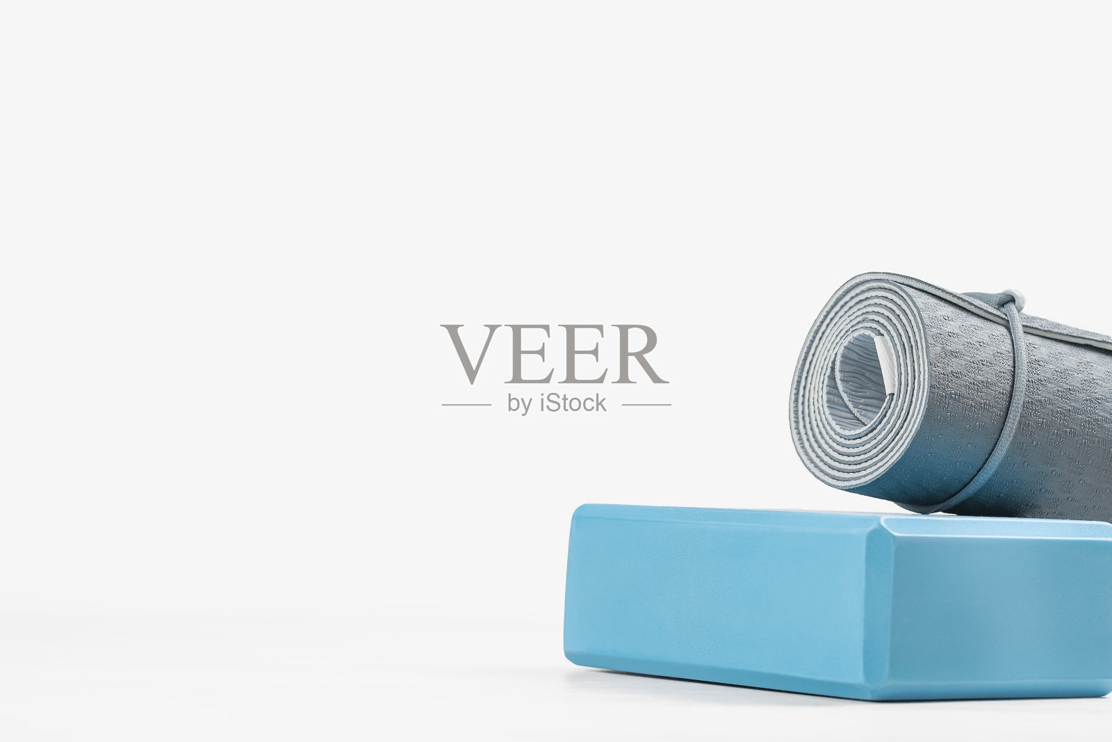 滚动瑜伽垫和瑜伽砖或砖照片摄影图片