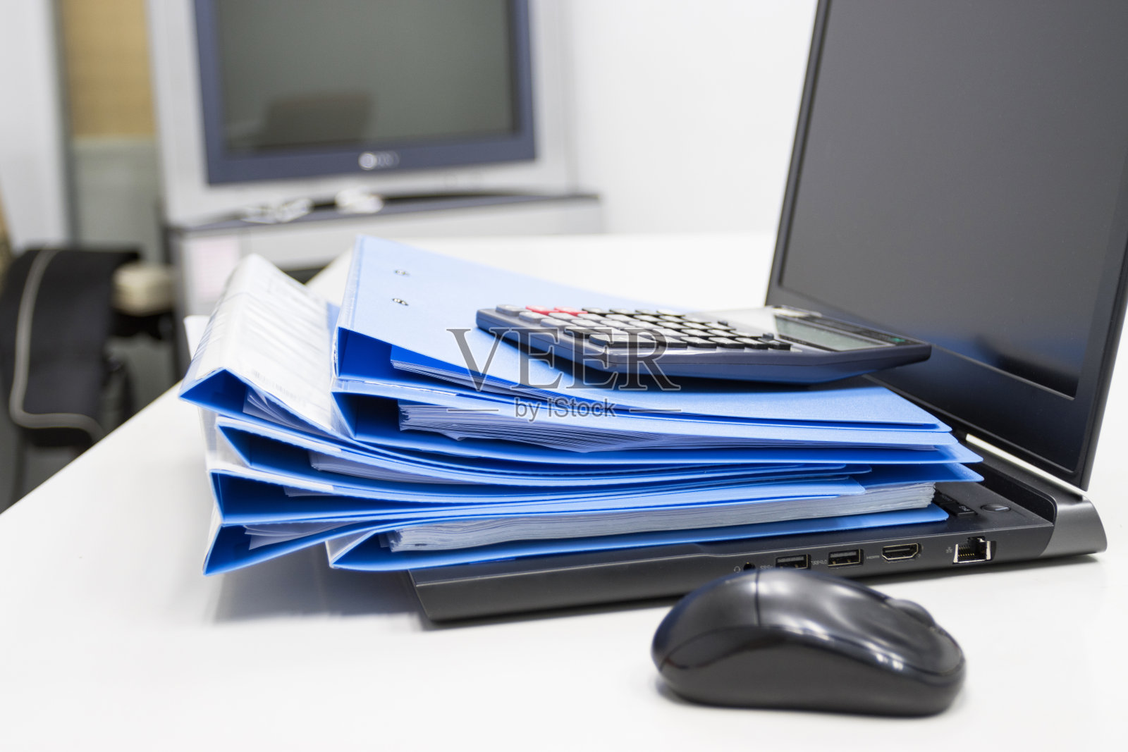 蓝色文档文件夹和笔记本放在办公室的桌子上照片摄影图片