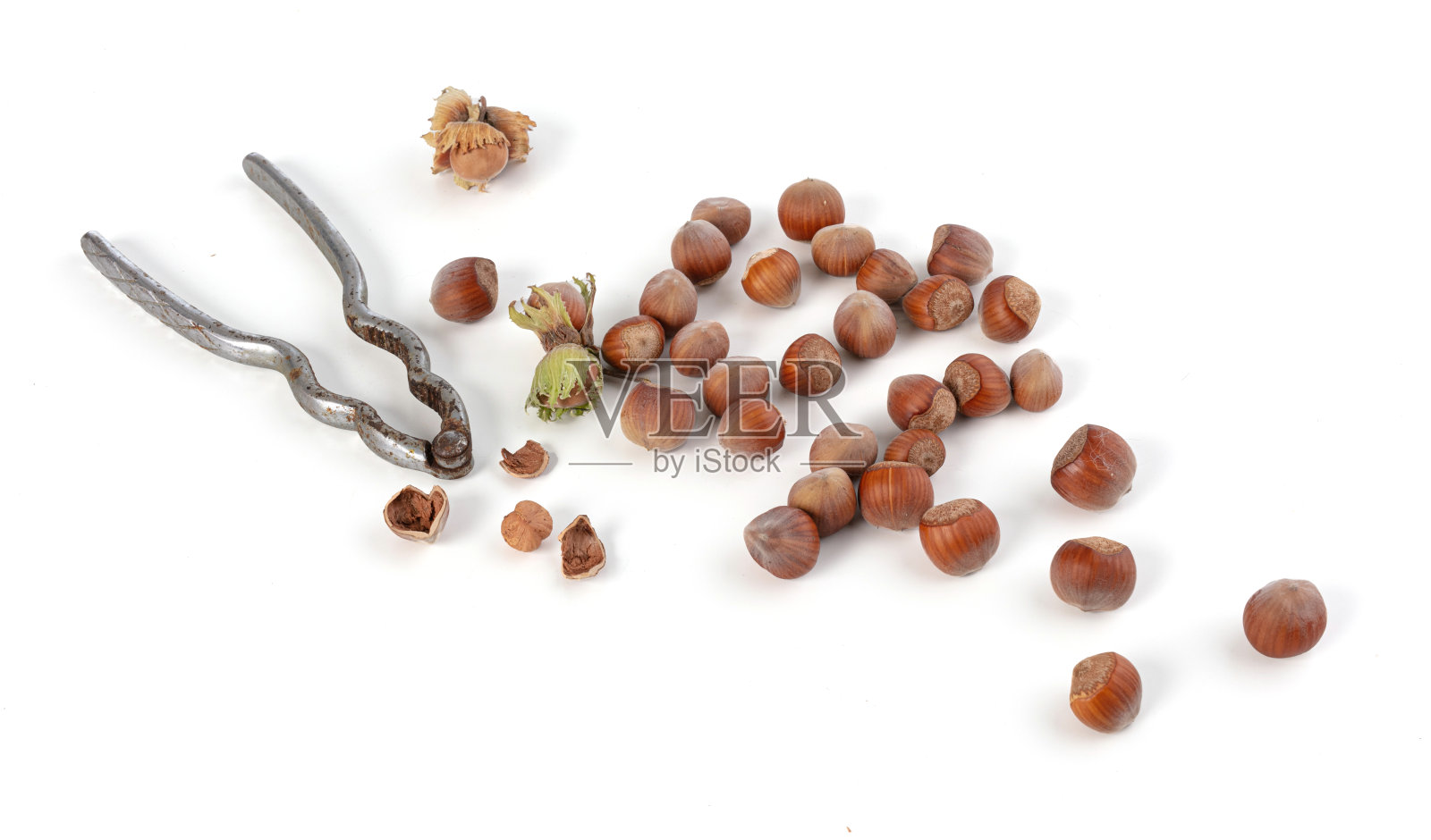 一堆榛子和一个胡桃夹照片摄影图片