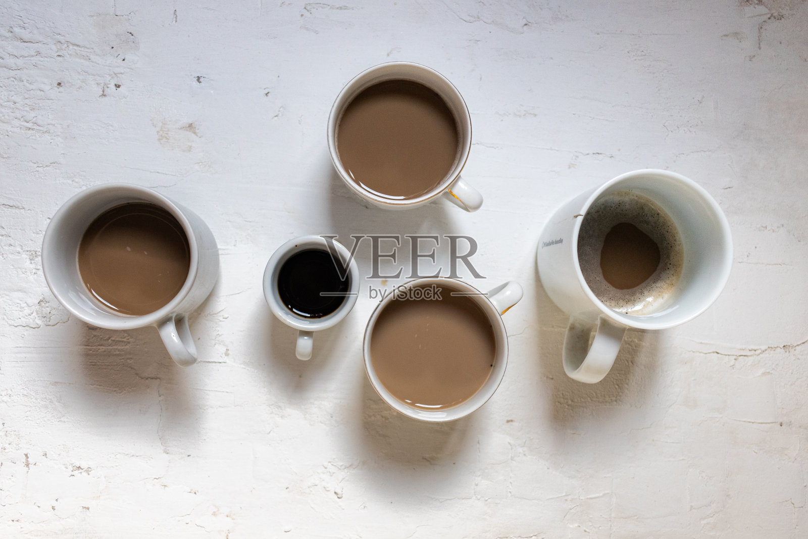 桌子上有几杯咖啡照片摄影图片