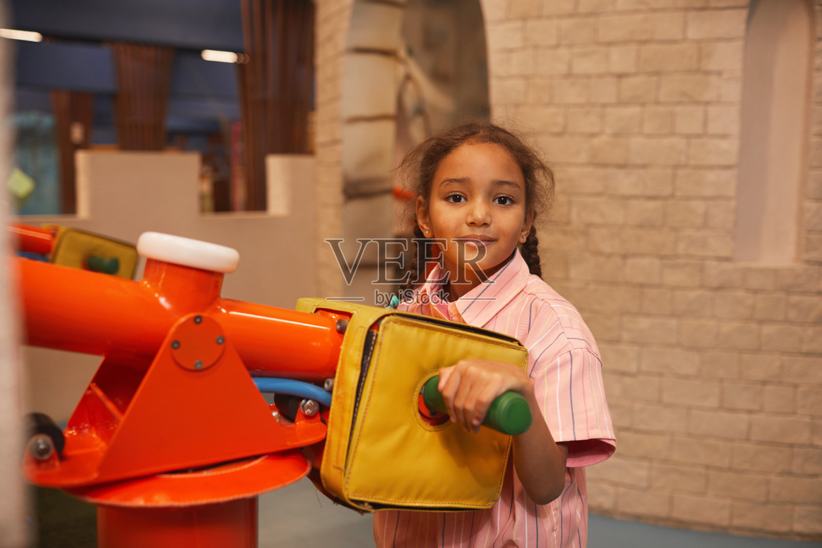 非洲女孩在公园玩得很开心照片摄影图片