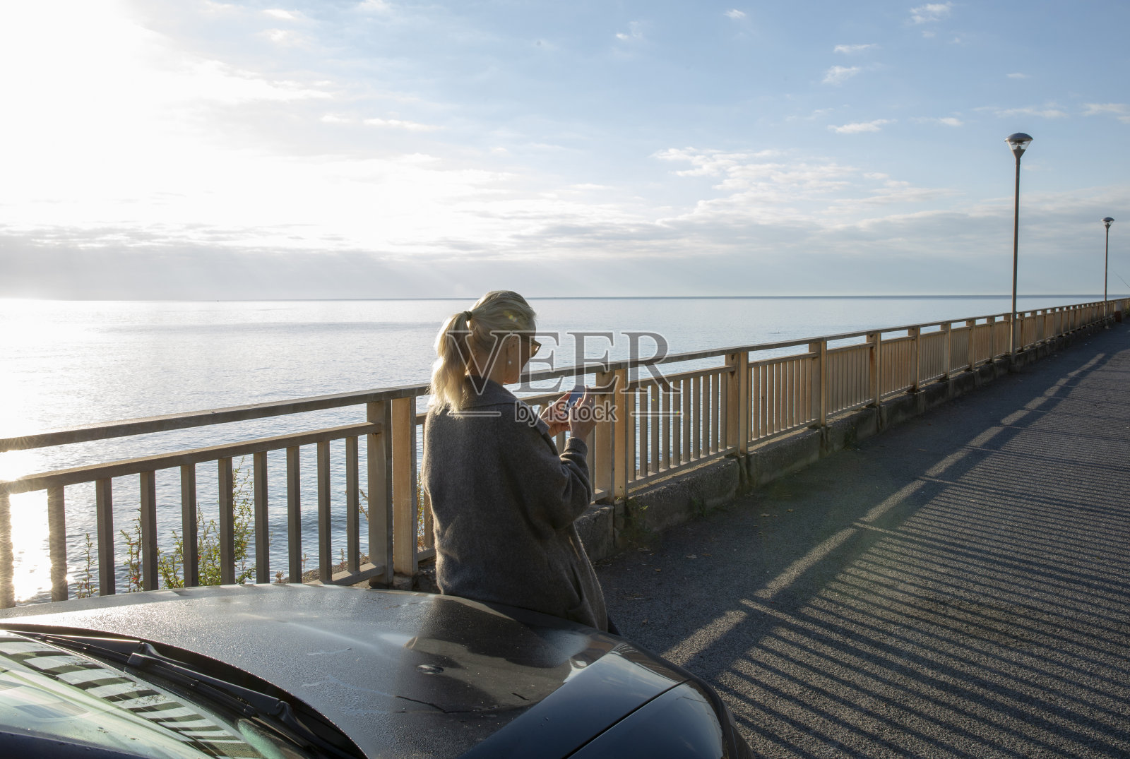 女人在车旁休息，海远照片摄影图片