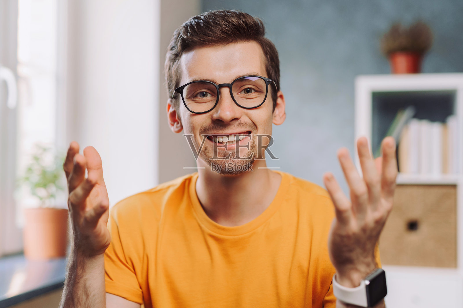 一名戴着眼镜、面带微笑的年轻男子的头部照片照片摄影图片