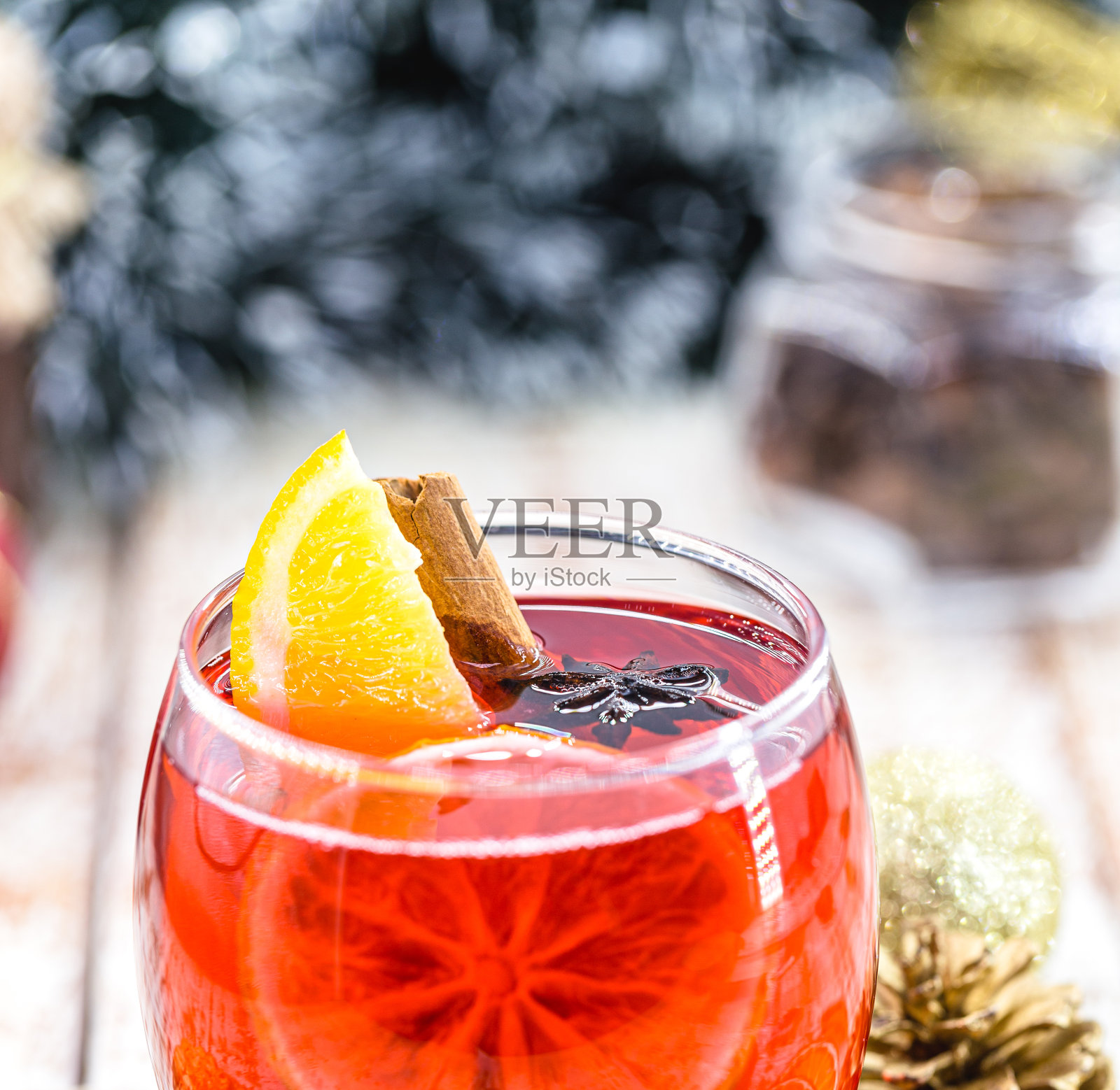 典型的美国或欧洲圣诞节饮料。圣诞装饰的背景是热红酒照片摄影图片