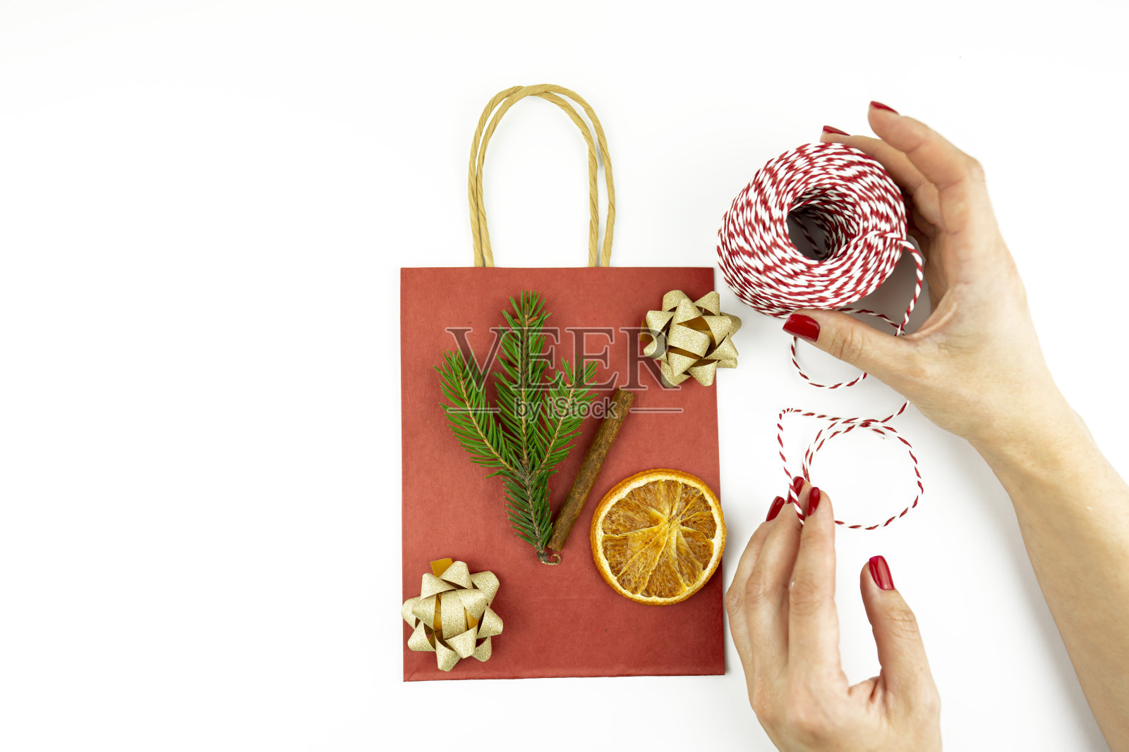 一位女士为圣诞节和新年装饰礼物盒照片摄影图片