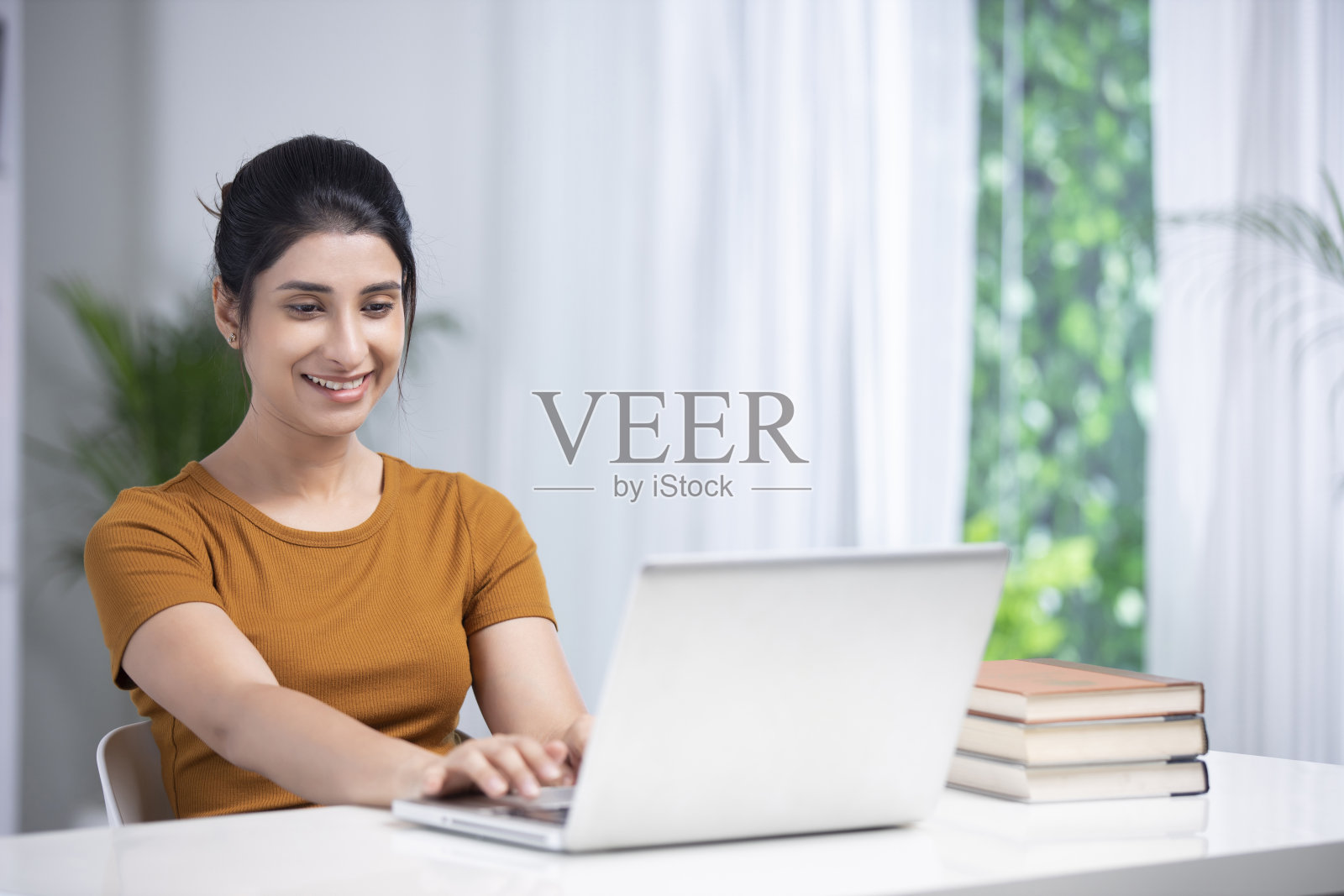 年轻女子-库存照片照片摄影图片