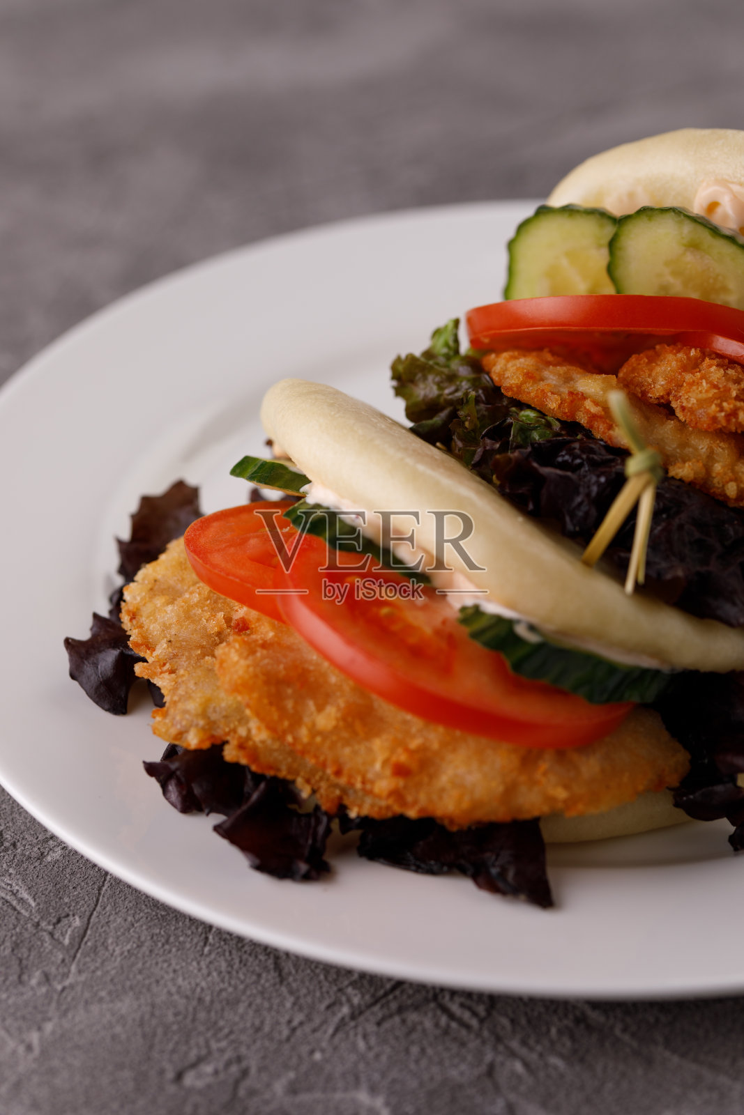 馒头配上特制的酱汁。越南菜的概念。仍然生活。特写镜头。照片摄影图片