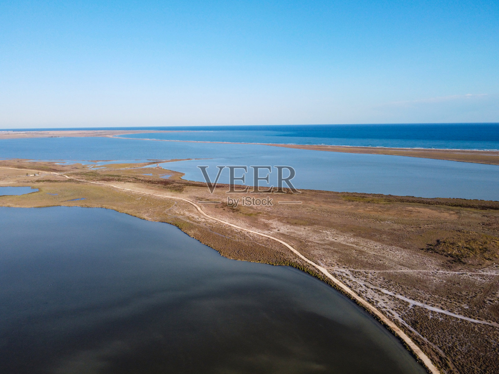 河口与大海之间的土路。洪水淹没了土耳其谷克苏河三角洲地区照片摄影图片