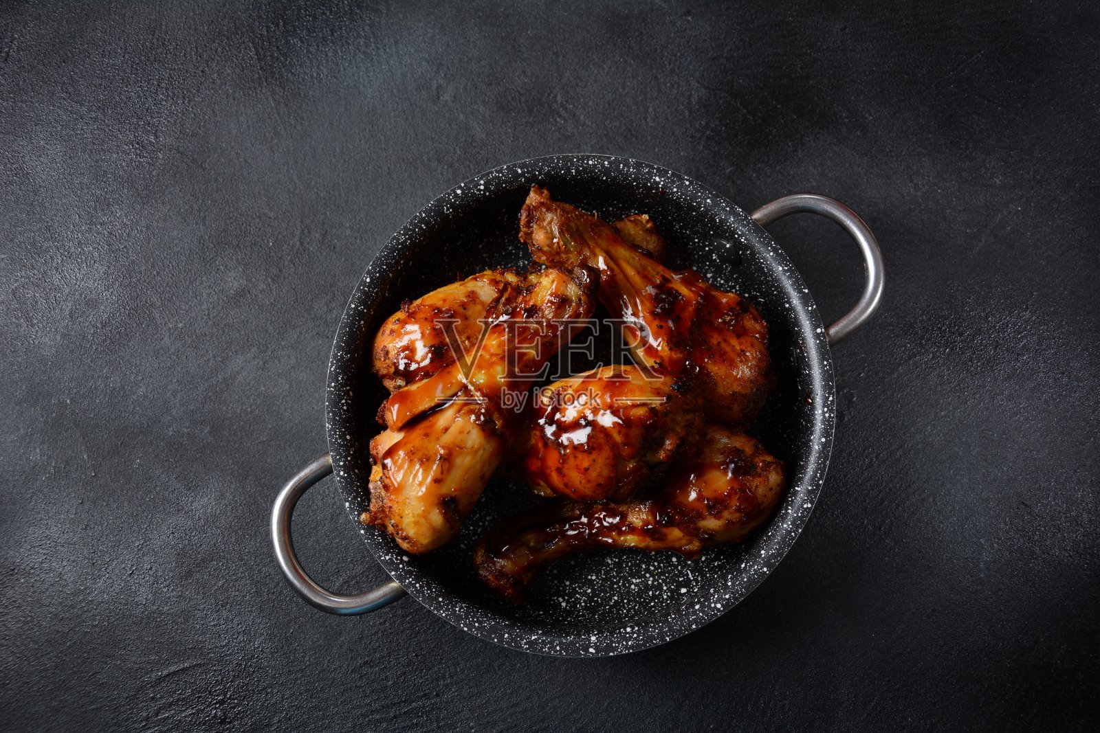 搭配新鲜面团和印度香料的烤鸡照片摄影图片