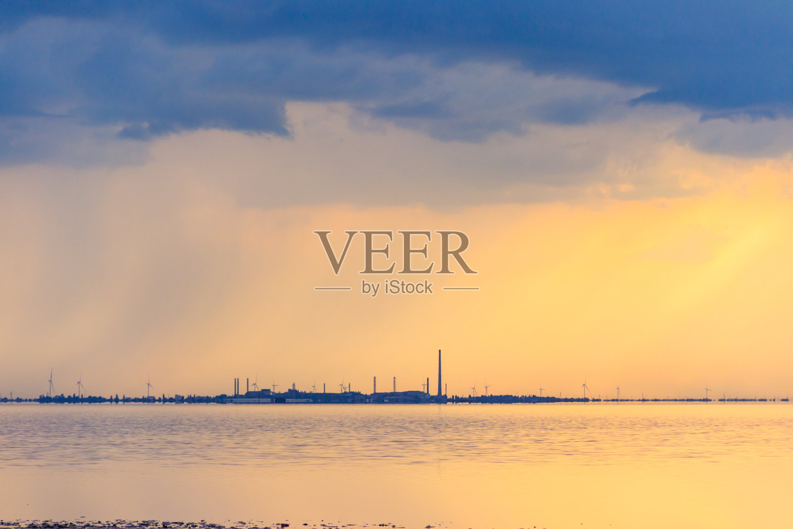 日落时分，湖边的一家工厂照片摄影图片