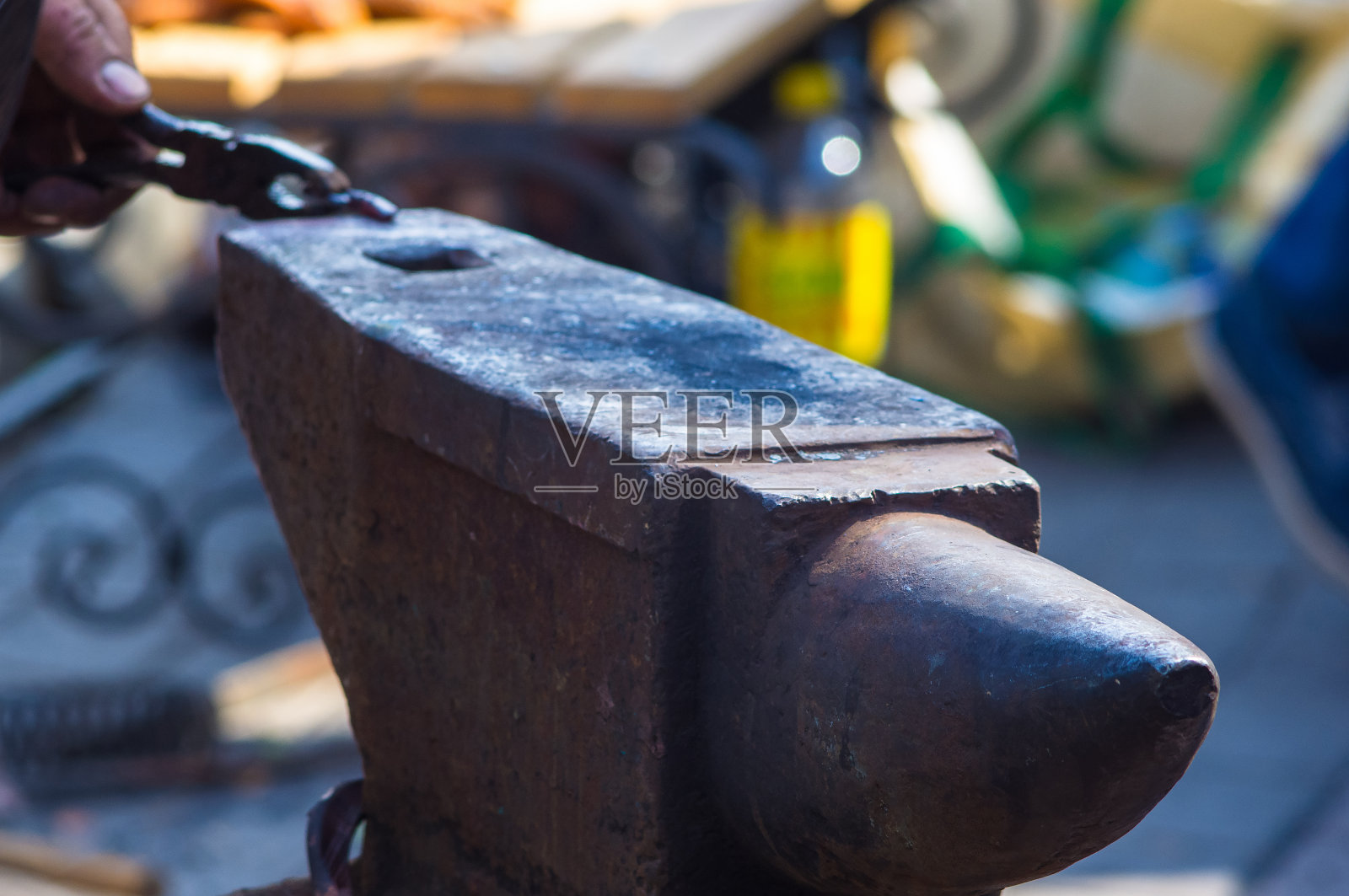 铁匠在铁砧上锻造灼热的金属照片摄影图片