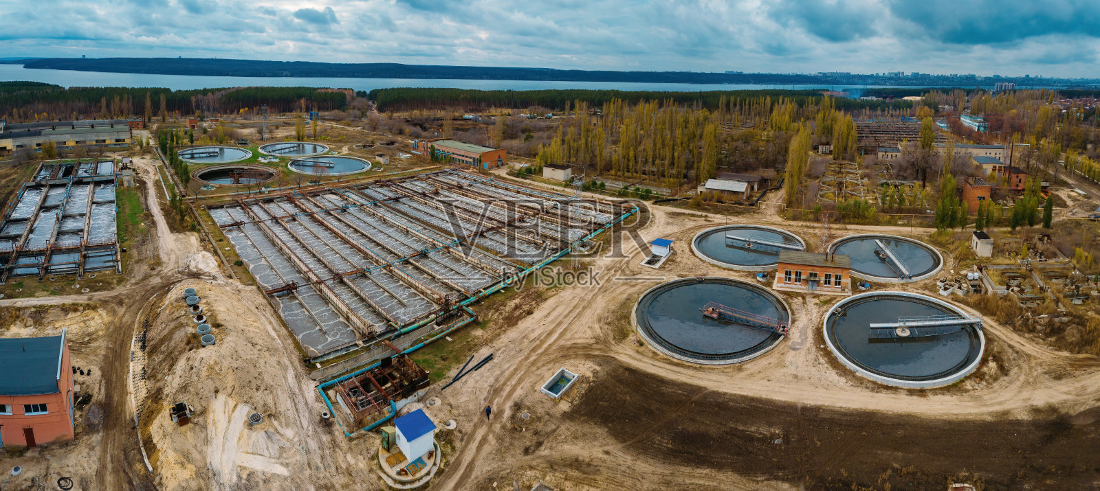 现代工业废水处理厂鸟瞰图，从无人机照片摄影图片