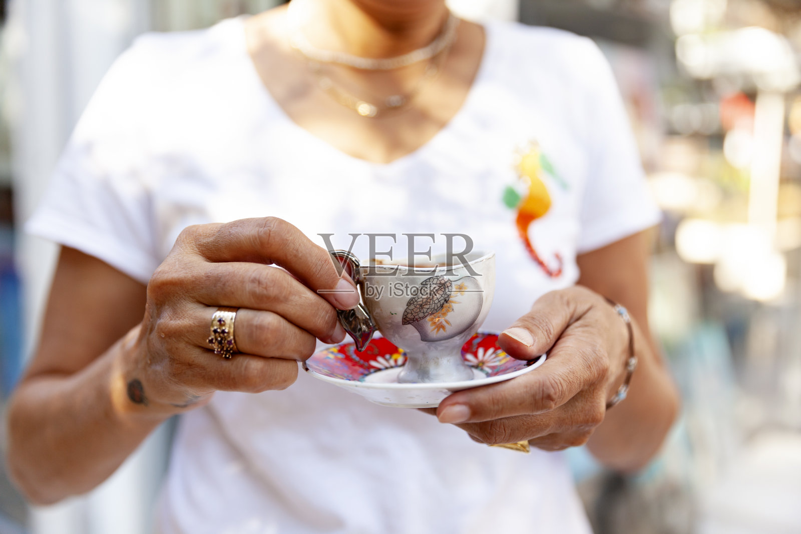 手持土耳其咖啡照片摄影图片