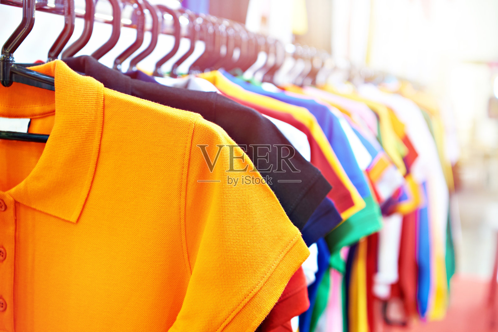 彩色t恤挂在店里照片摄影图片
