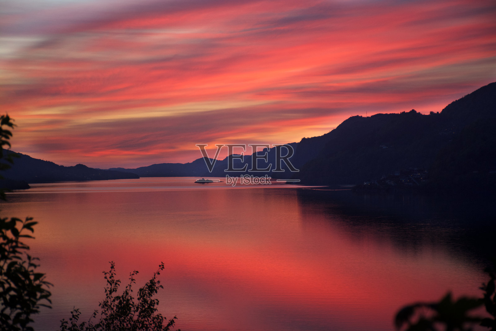 戏剧性的湖上日落照片摄影图片