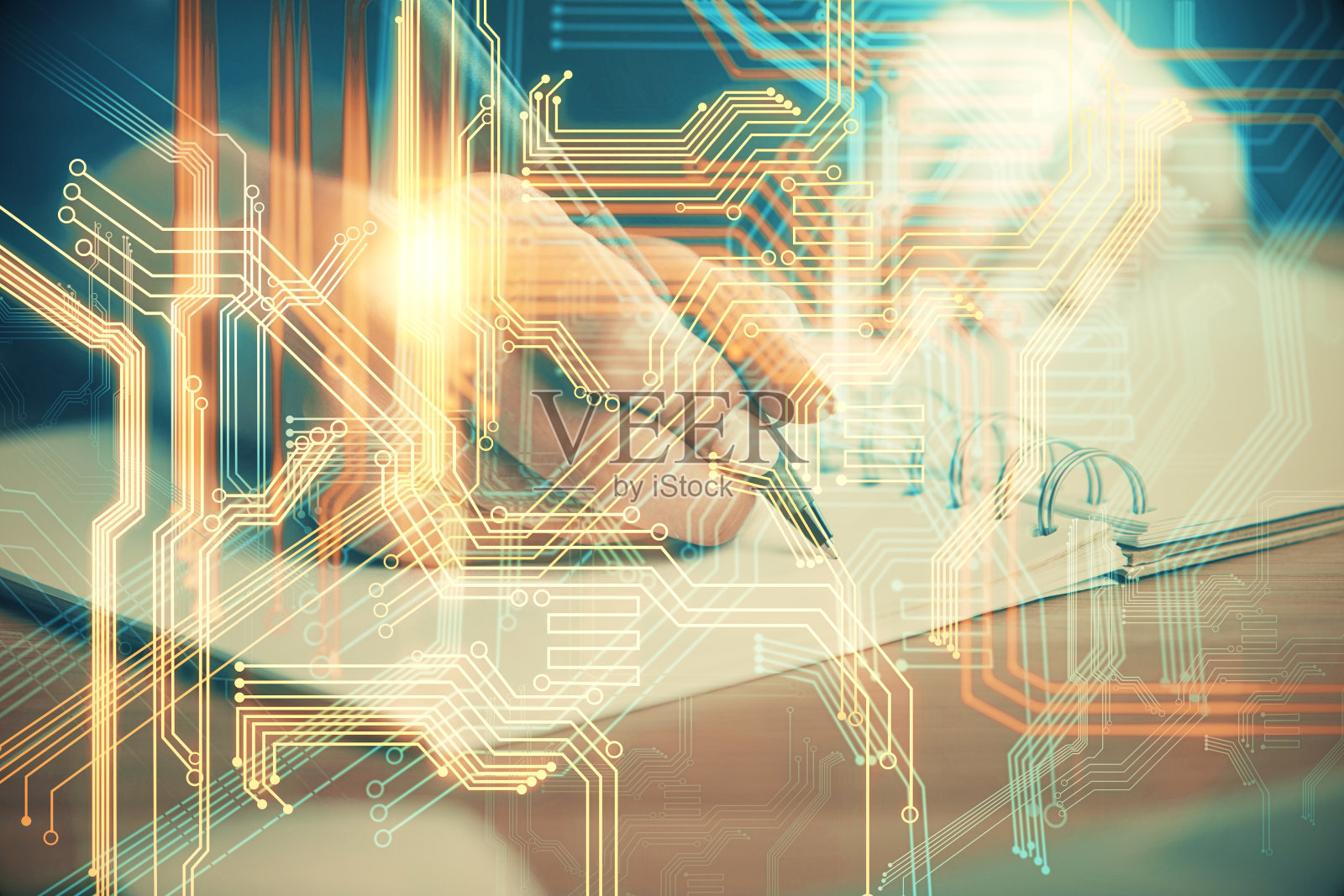 双曝光的双手做笔记与世界地图全息图和数据主题图标。全球计算机数据的概念。照片摄影图片