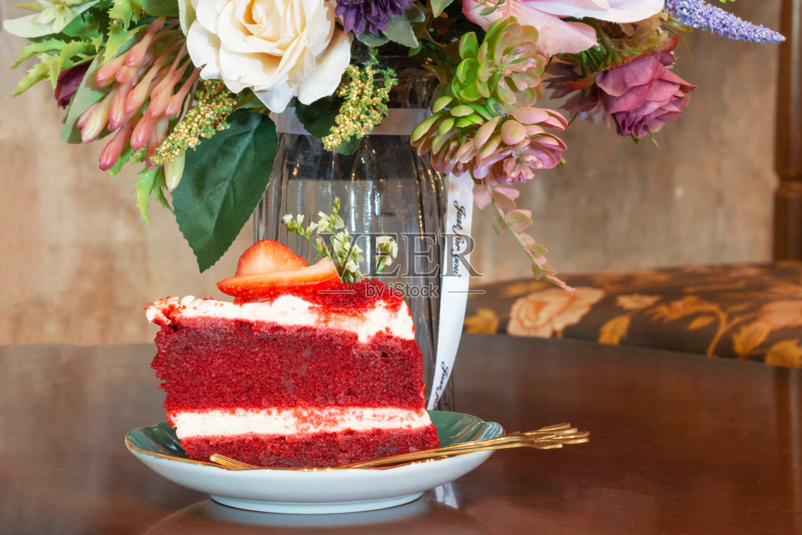 天鹅绒蛋糕照片摄影图片