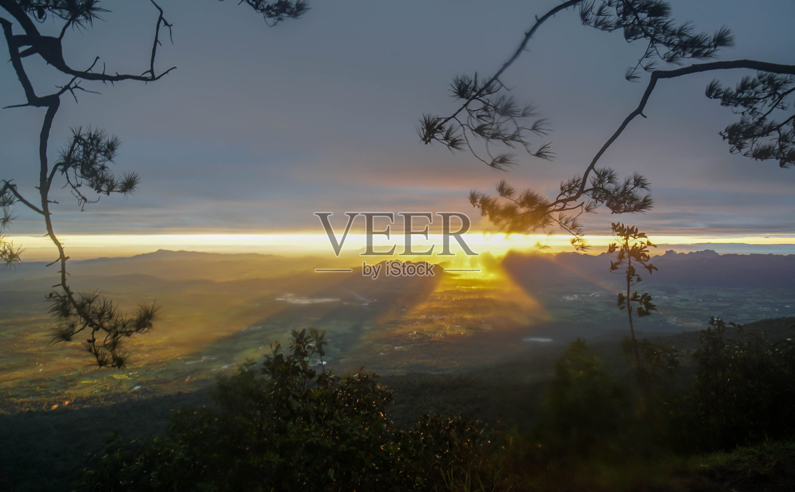 噪音和选择性聚焦天空在日出的时刻与明亮的金色阳光和剪影山景观在早晨照片摄影图片