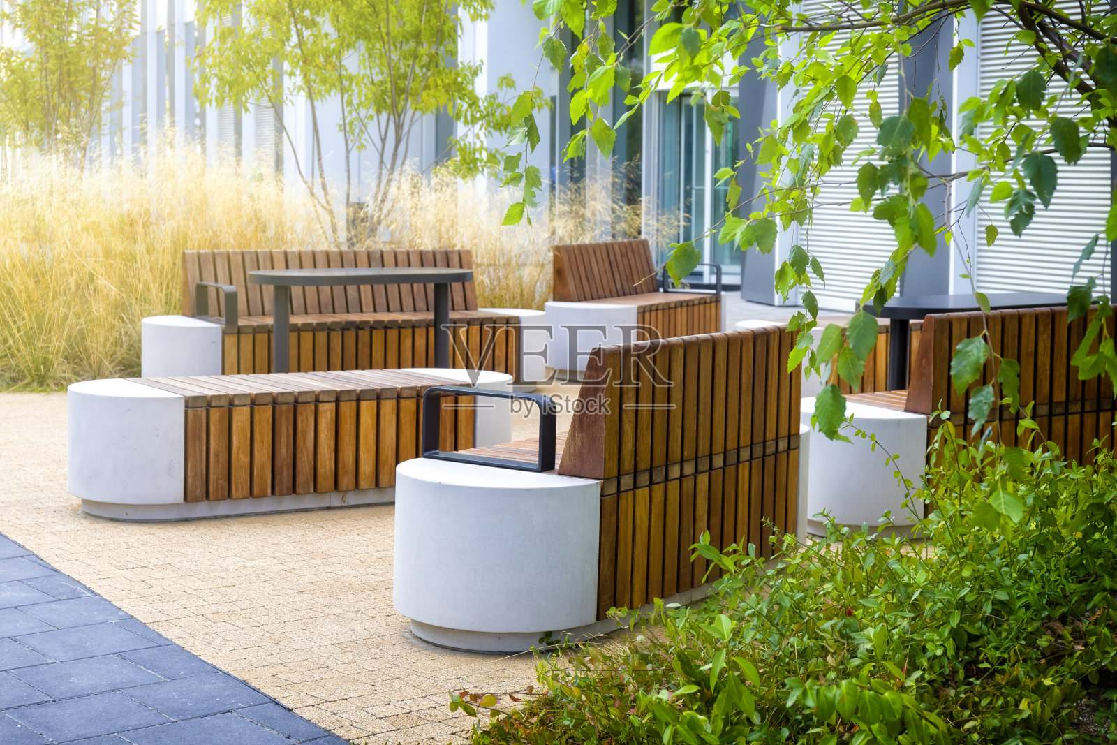 现代城市空间中的绿色小广场和长椅照片摄影图片