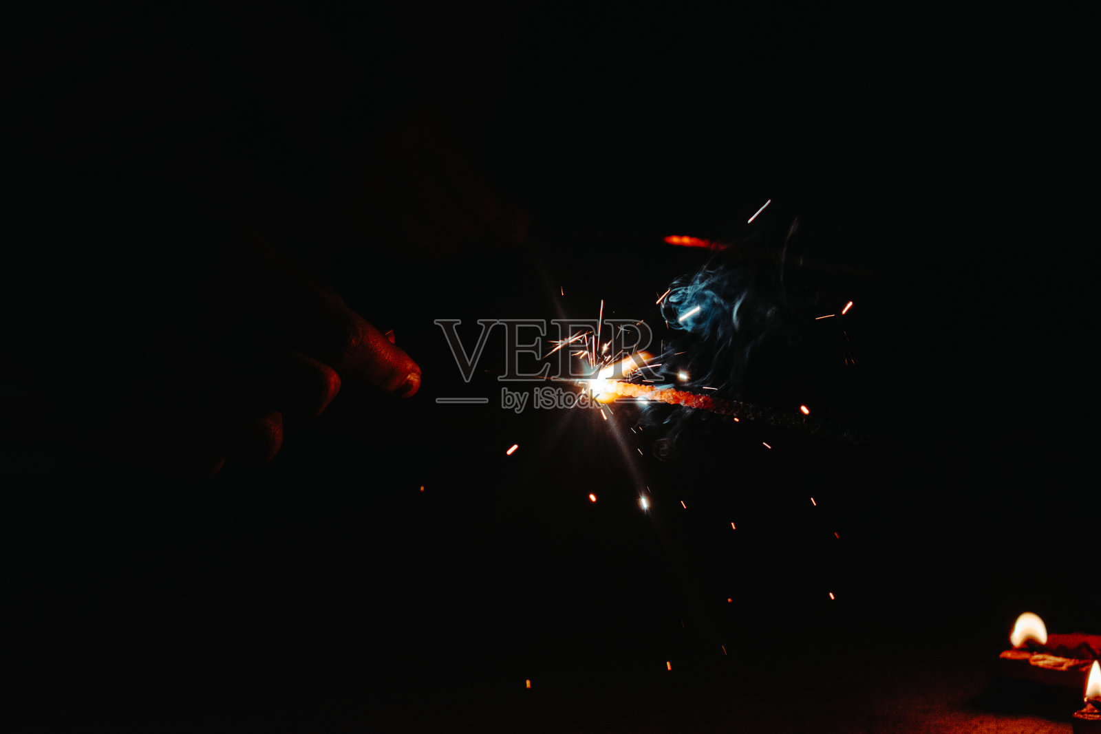 近距离拍摄的火花在黑暗的黑色背景在晚上。与复制空间照片摄影图片