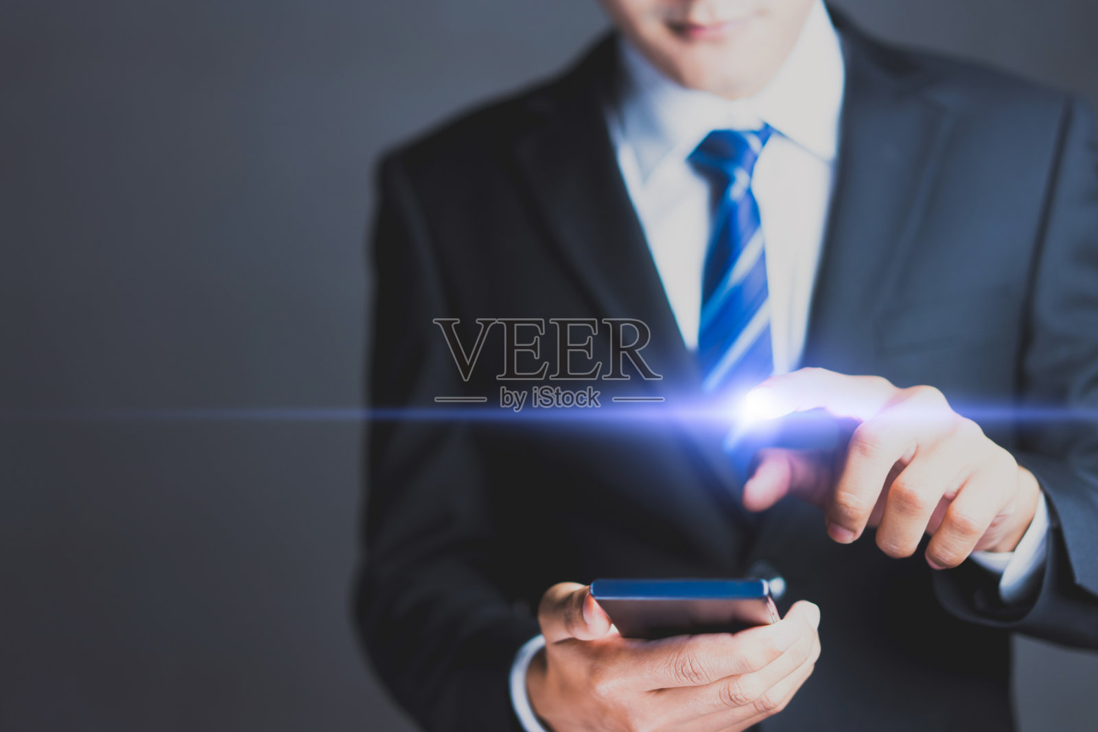 商人使用智能手机，用现代设备工作。本空间照片摄影图片