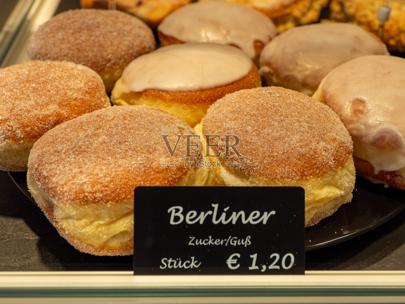 面包店里陈列着各种各样的烘焙食品照片摄影图片