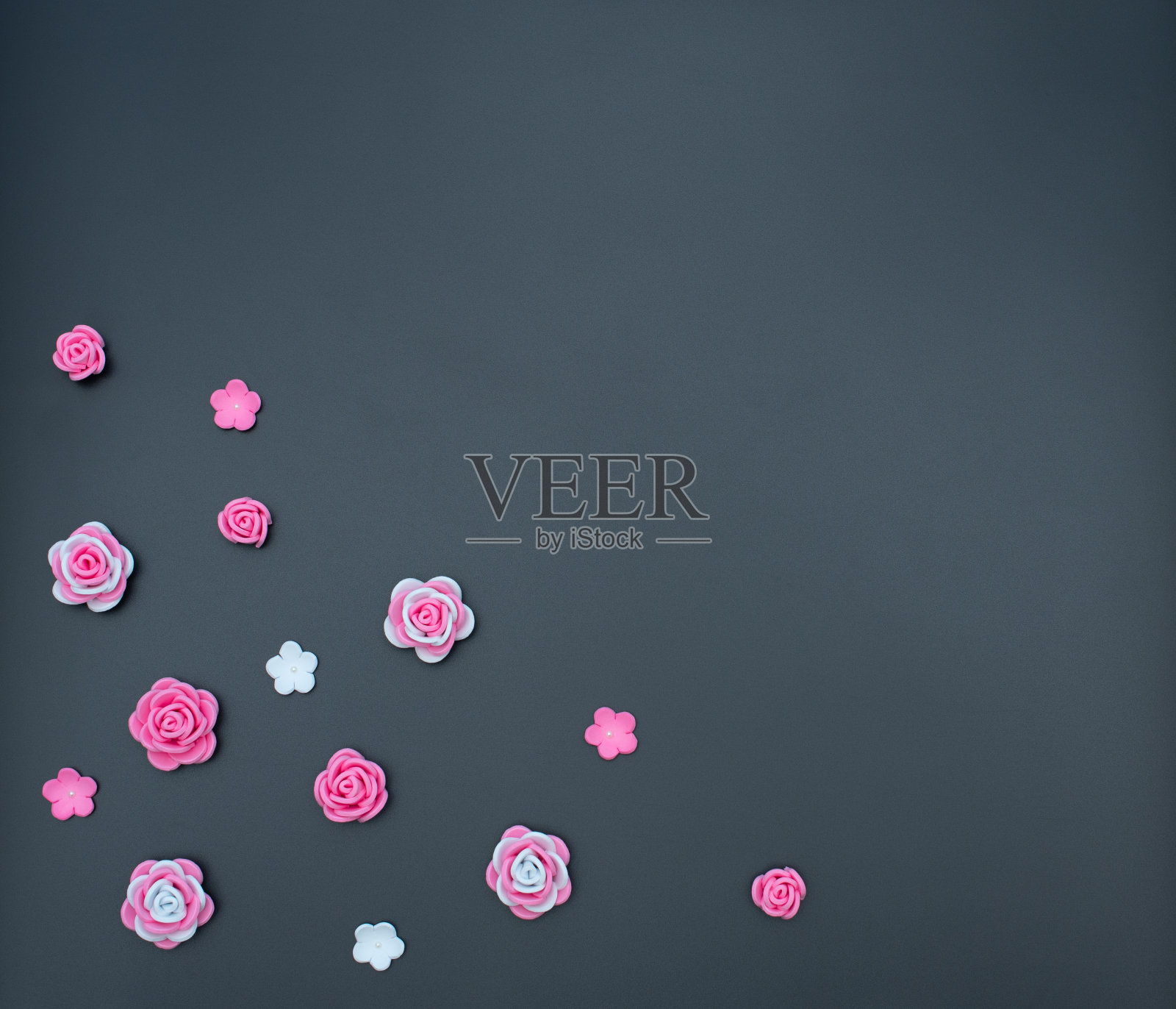 粉红色和白色泡沫制成的花在黑色的背景。母亲节，情人节，婚礼，生日概念。问候卡或请帖。平铺与拷贝空间。照片摄影图片