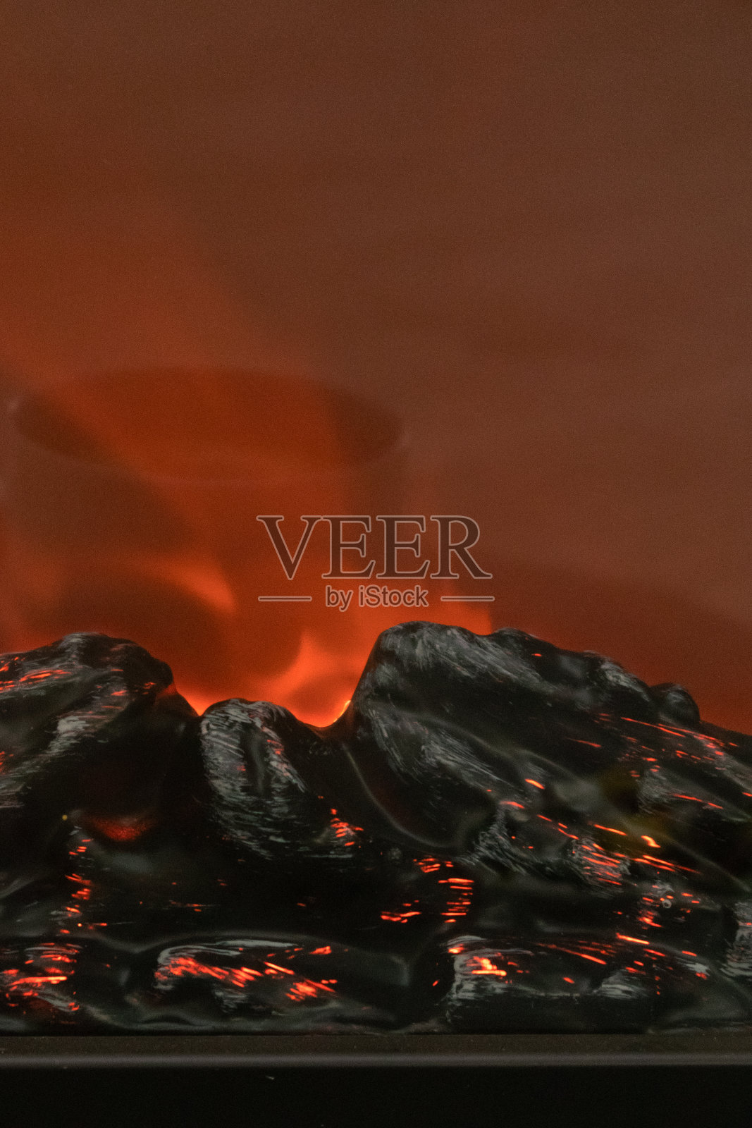 小装饰壁炉与各种糖果和反射照片摄影图片