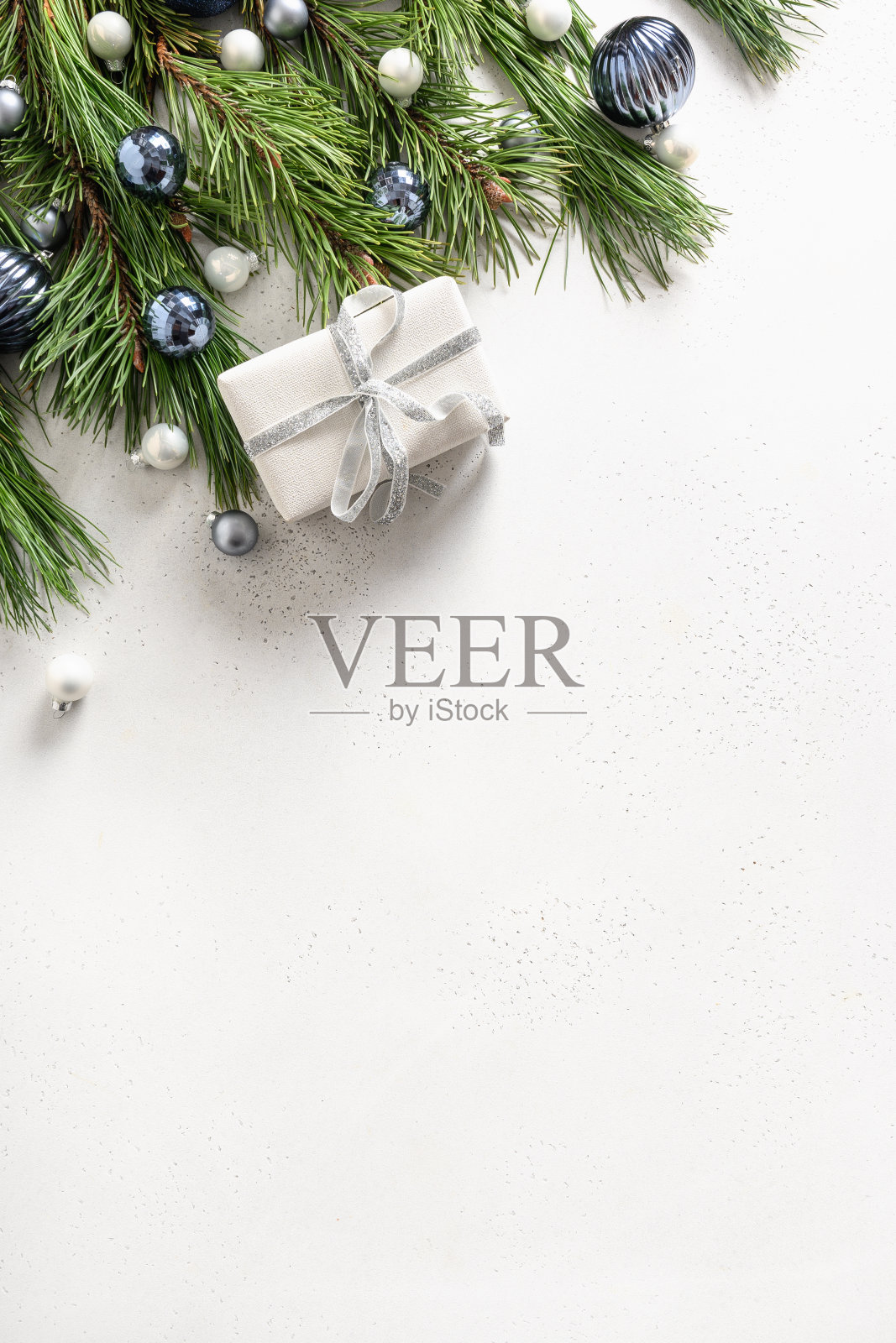 圣诞礼物，杉木枝上白。有拷贝空间的圣诞贺卡。照片摄影图片