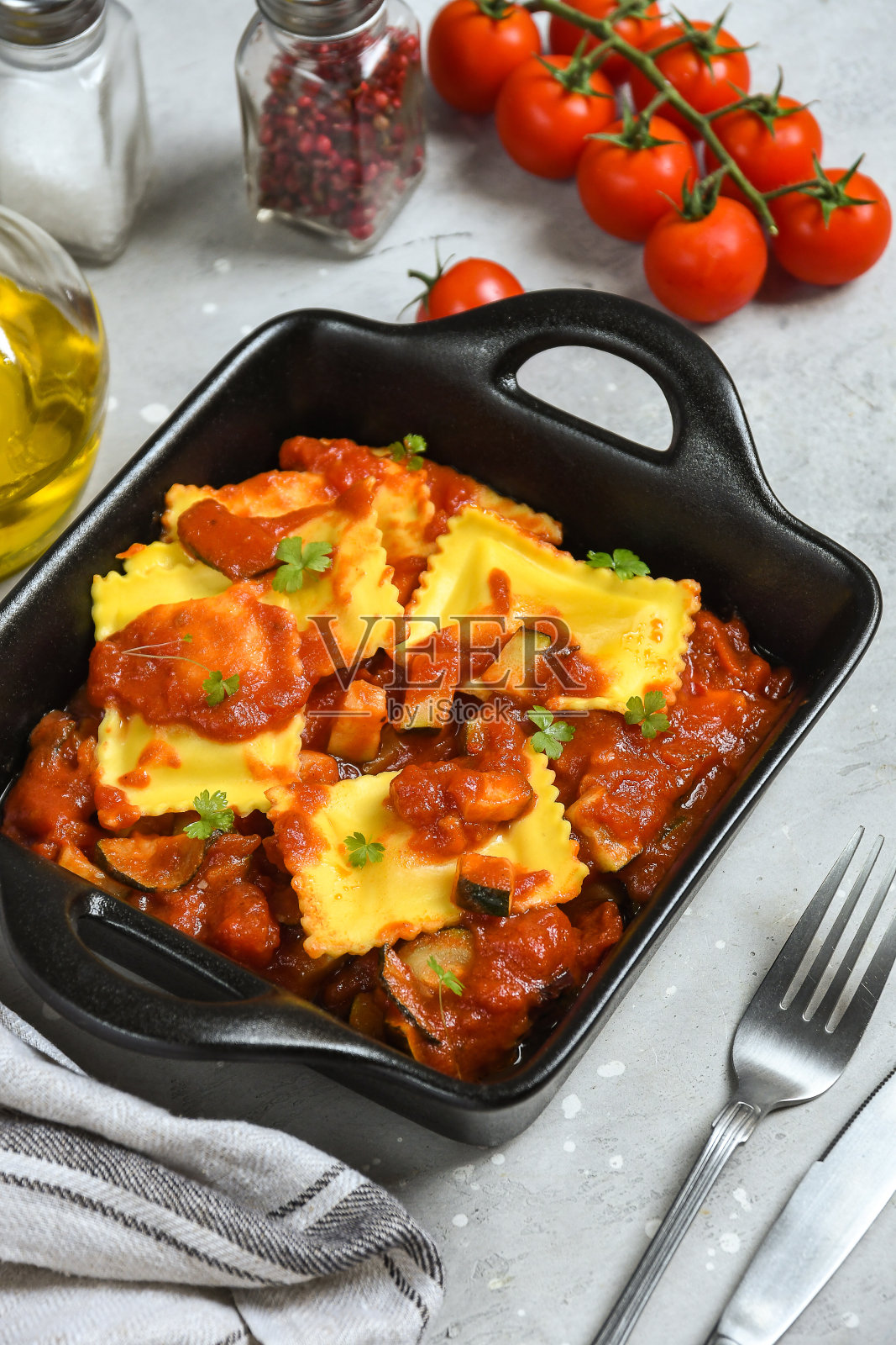 素食馄饨番茄酱照片摄影图片
