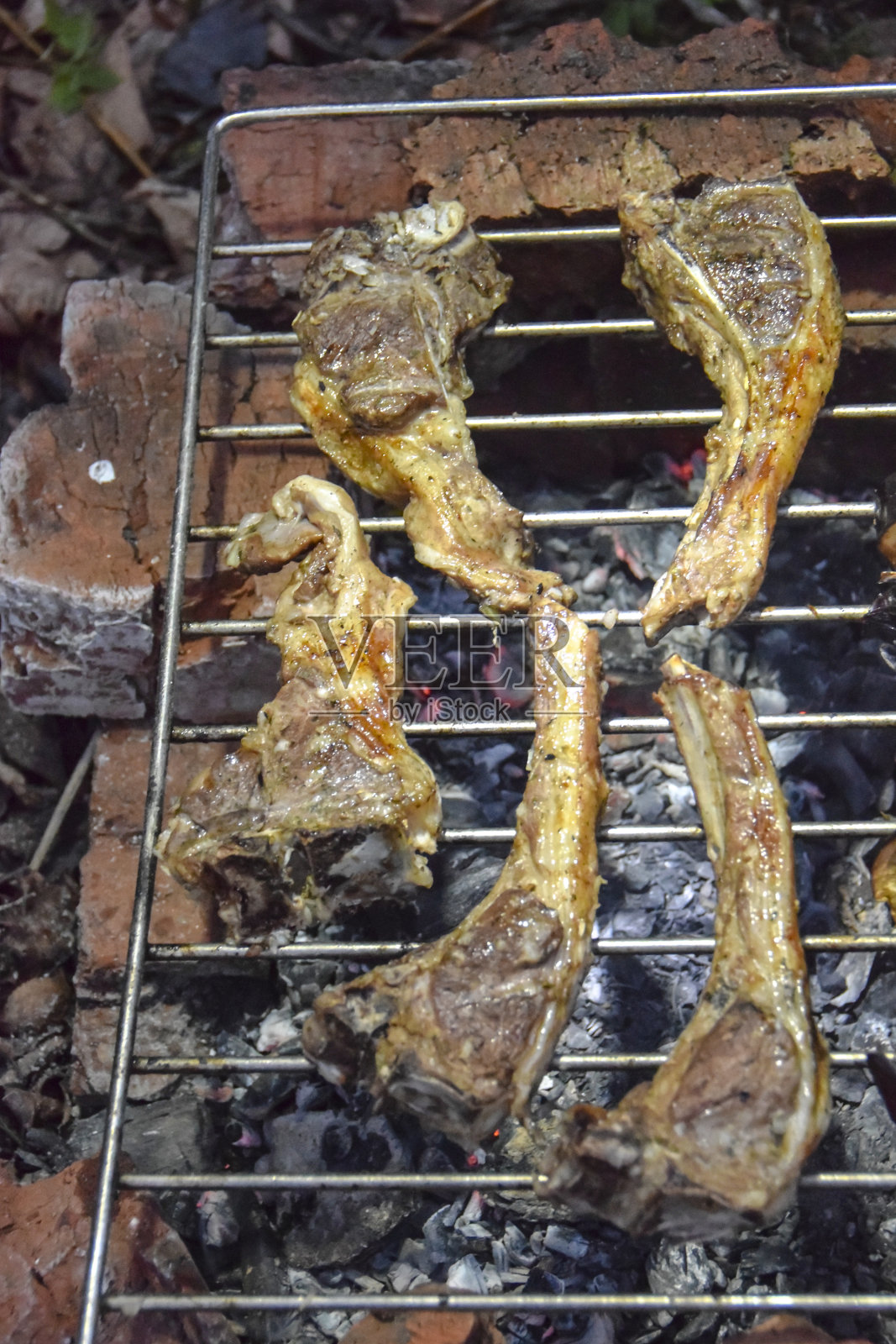 烤架上的羊排照片摄影图片